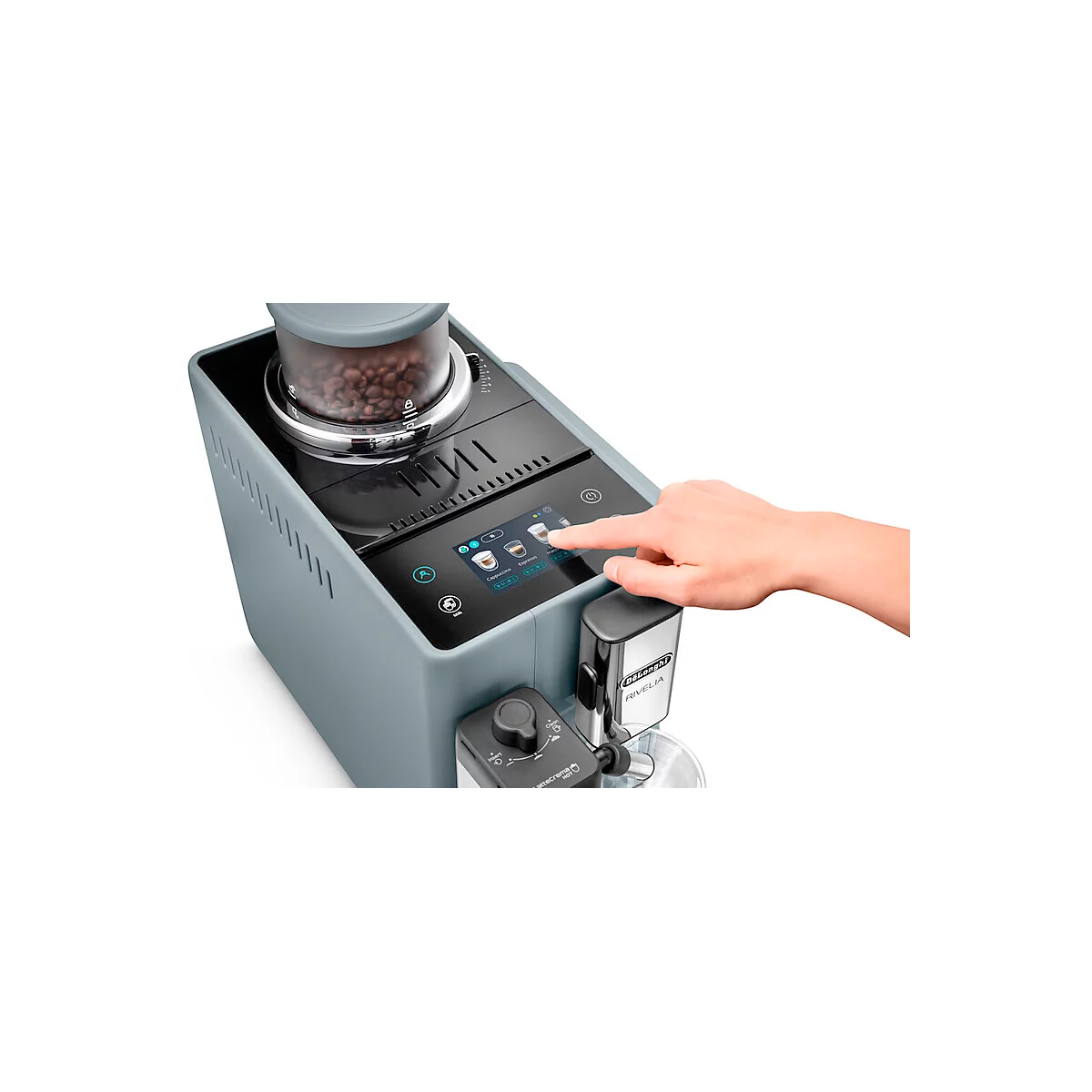 Machine à café grise avec écran tactile. Une main touche l'écran. En haut, un récipient avec des grains de café.