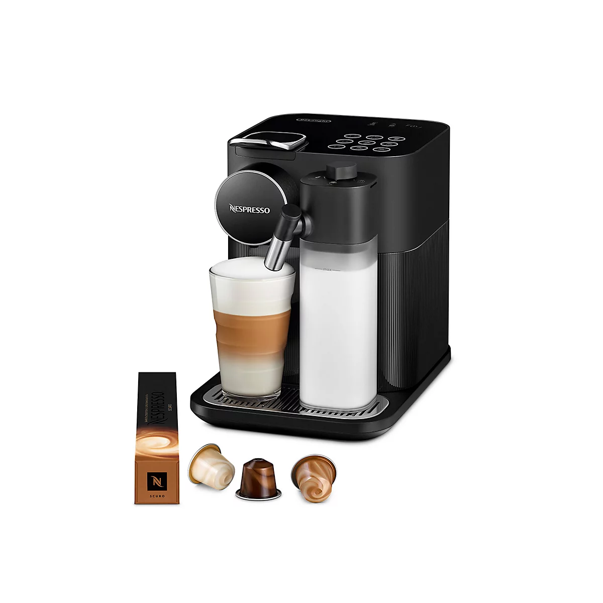 Machine à café Nespresso noire avec réservoir à lait et latte macchiato dans un verre. Quelques capsules sont posées à côté.