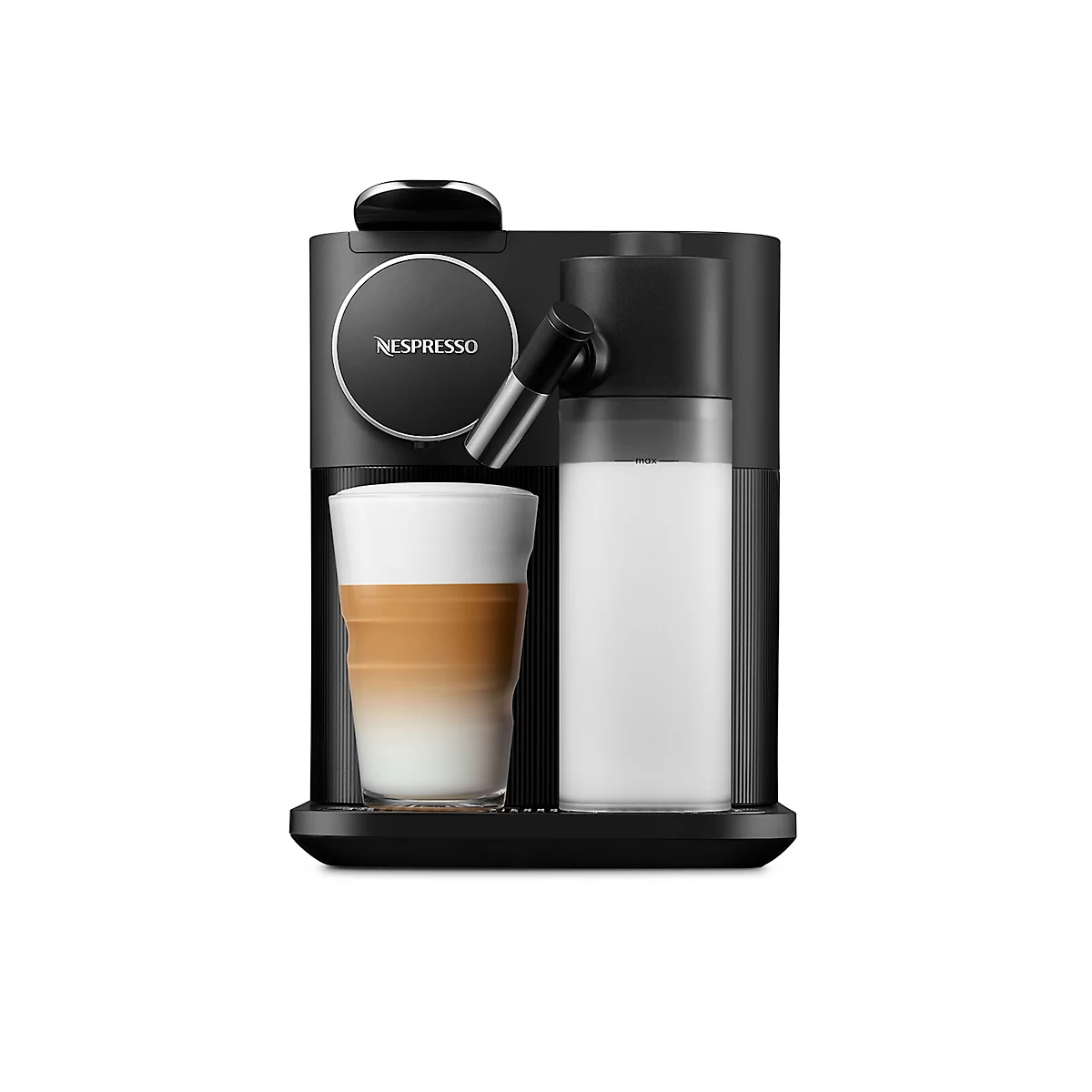 Zwarte Nespresso-koffiemachine met glas latte macchiato en melkcontainer, logo.