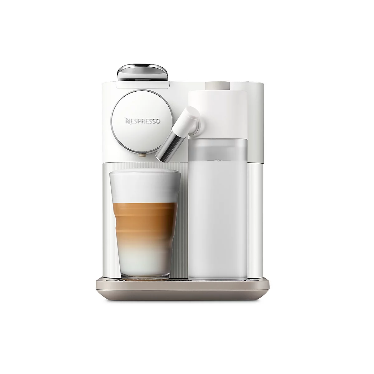 Een witte koffiemachine met melkopschuimer en een glas latte macchiato. Het Nespresso-logo staat op de machine.