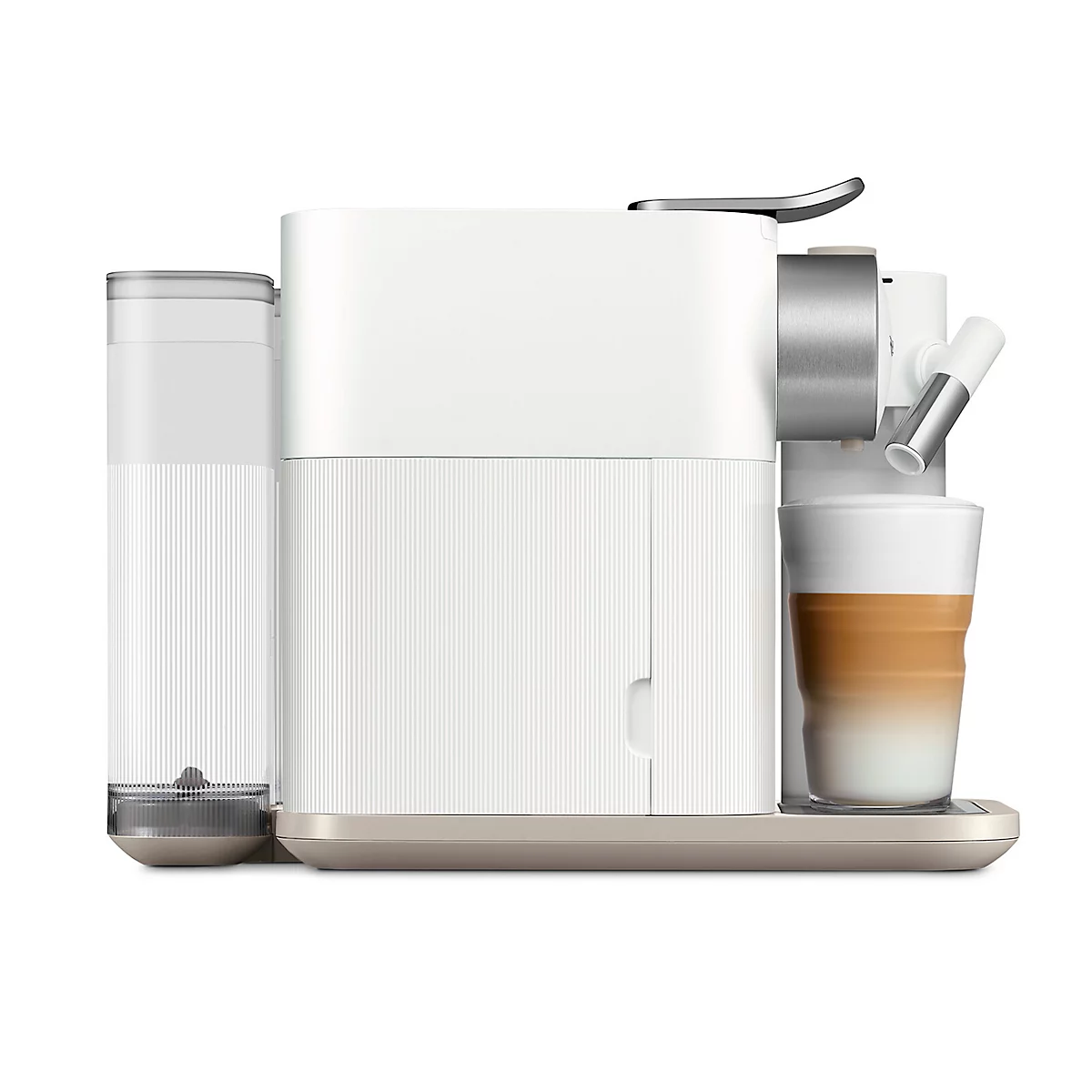 Een crèmewitte koffiemachine met een glas latte macchiato. Het ontwerp is modern en minimalistisch.