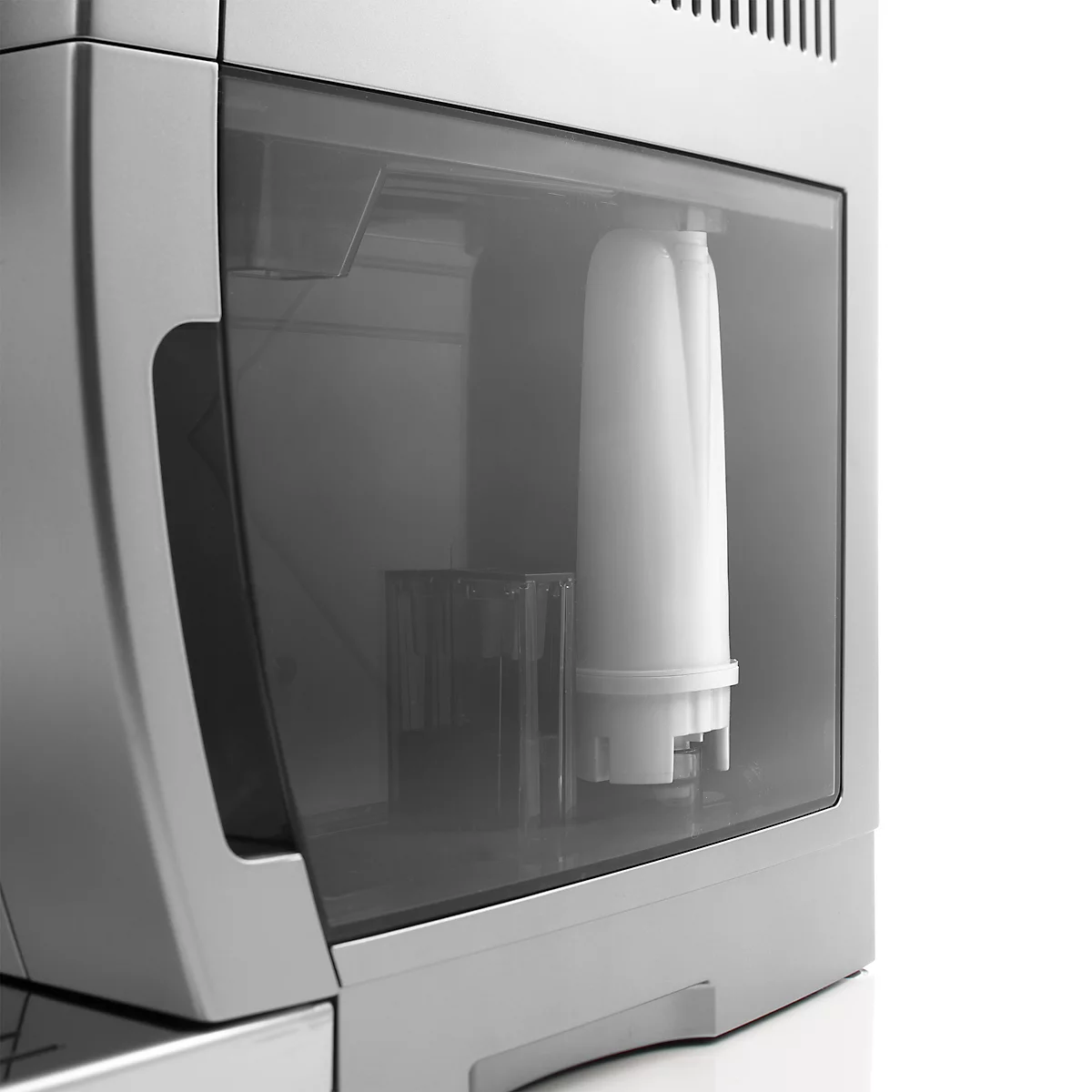 Close-up van een zilverkleurig koffiezetapparaat met een waterreservoir en een filter.