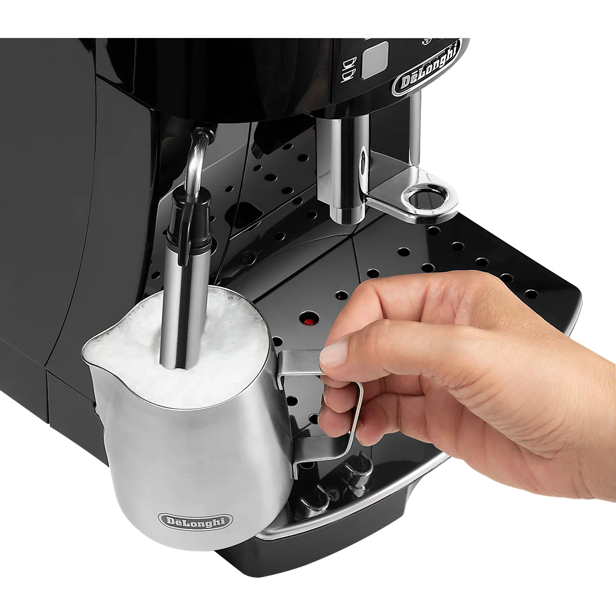 Close-up van een zwarte koffiemachine met melkschuim. Een hand houdt de kan vast.