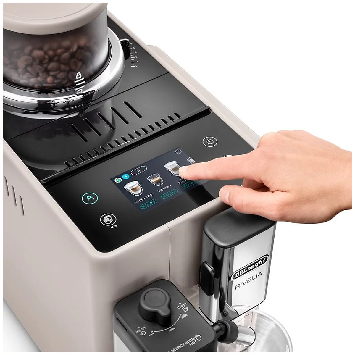 Close-up van een koffiemachine. Een vinger raakt het scherm met opties zoals cappuccino, espresso en andere koffiespecialiteiten.