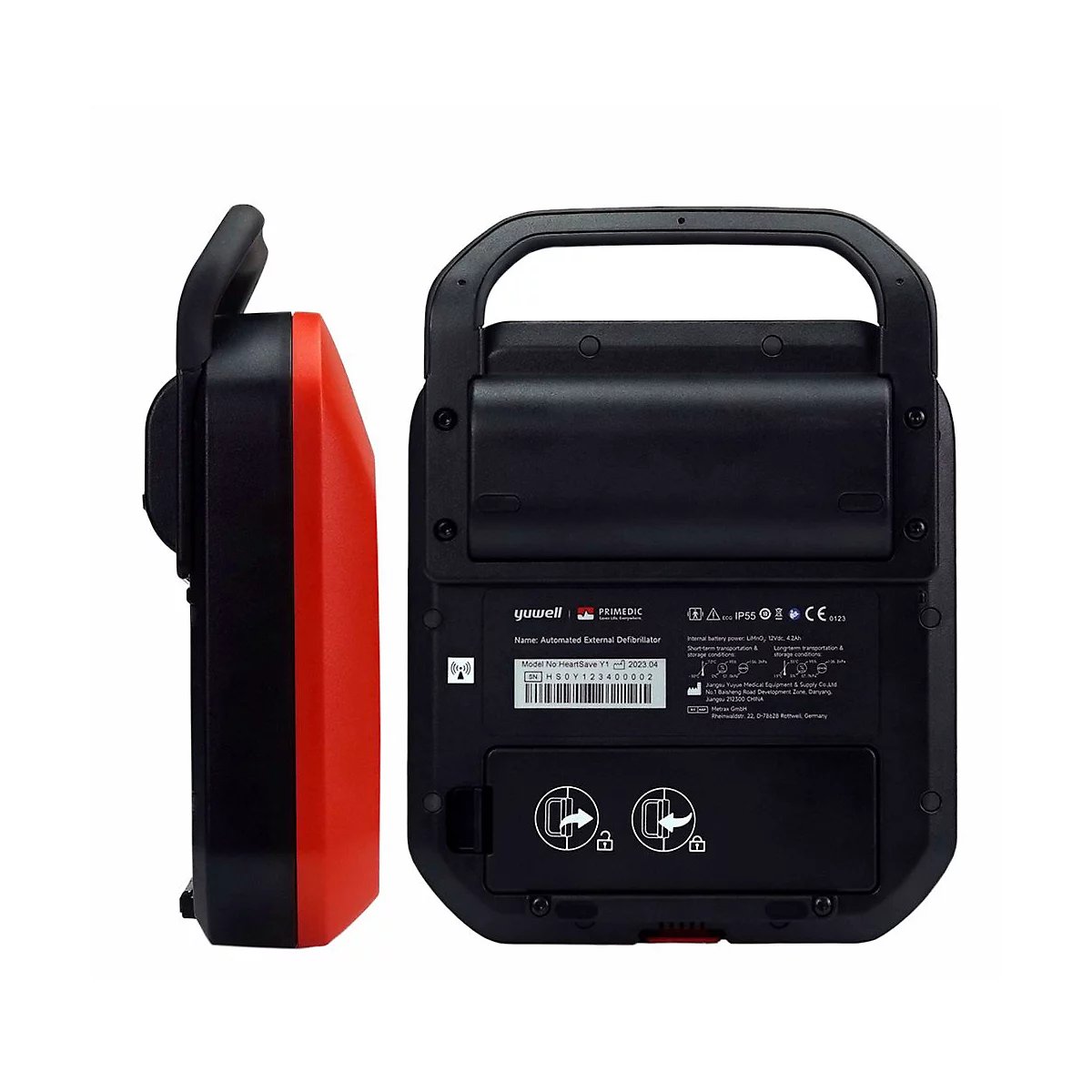 Rotes und schwarzes Defibrillatorgerät mit Griff. Die Seite des Geräts und die Rückseite mit Beschriftungen sind zu sehen.