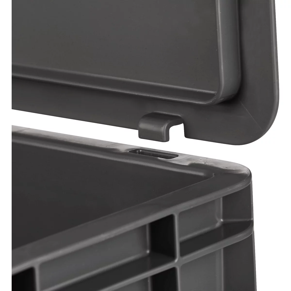 Close-up van een donkere doos: Deksel met haaksluiting wordt geopend, daaronder de doos.