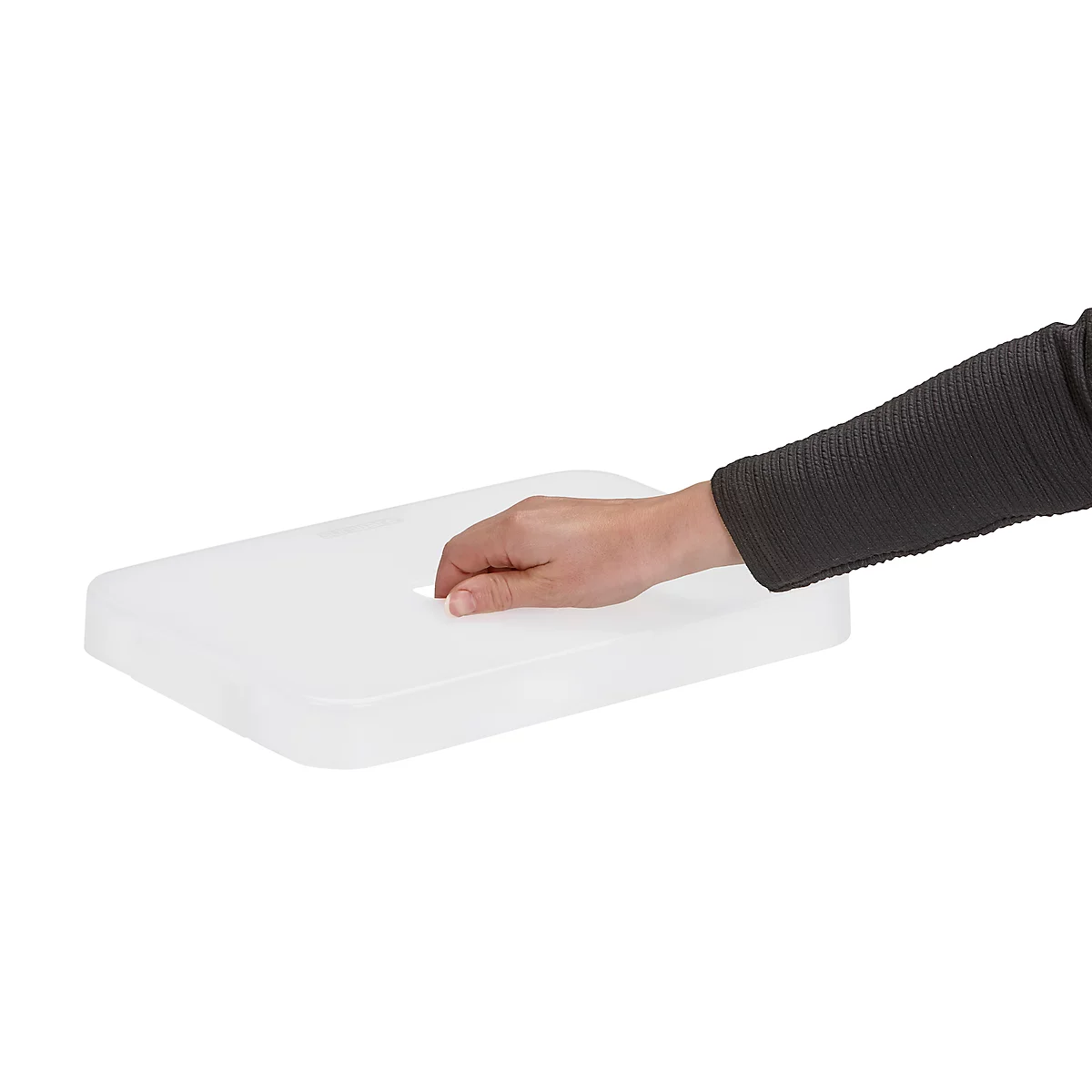 Een hand reikt naar een wit kunststof bord met een handgreep.