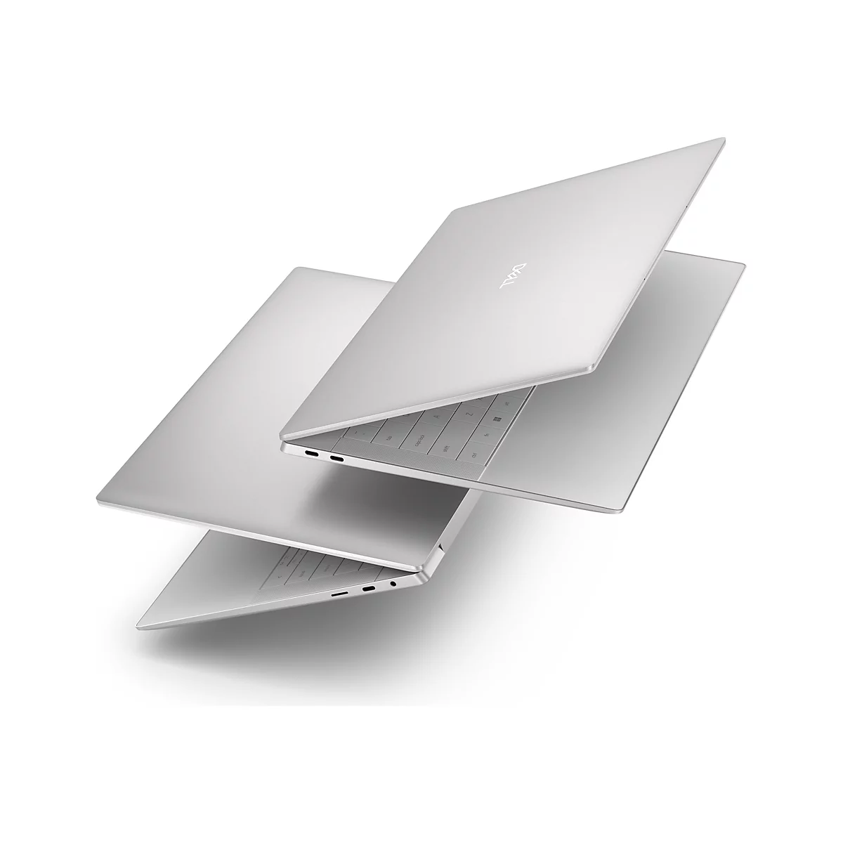 Drei silberne Laptops, teilweise geöffnet, schweben vor weißem Hintergrund. Das DELL-Logo ist auf einem Laptopdeckel zu sehen.