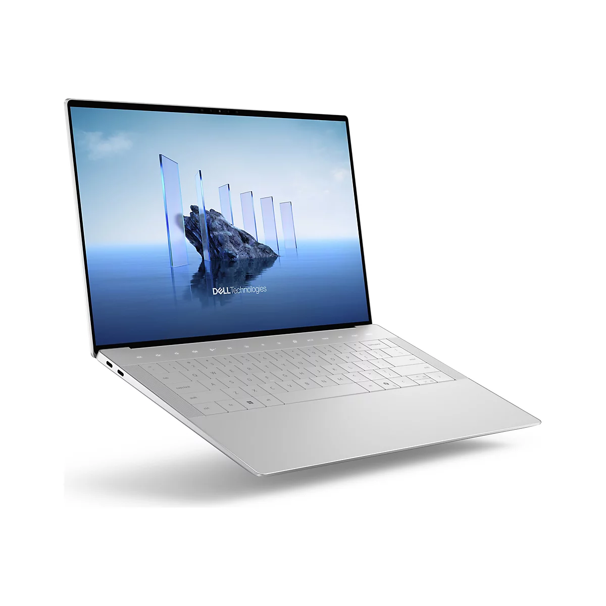 Ein silberner Laptop, der leicht geneigt auf weißem Hintergrund schwebt. Auf dem Bildschirm sind blaue Säulen vor einer Felsformation auf einem Gewässer dargestellt. Das Dell-Logo ist sichtbar.