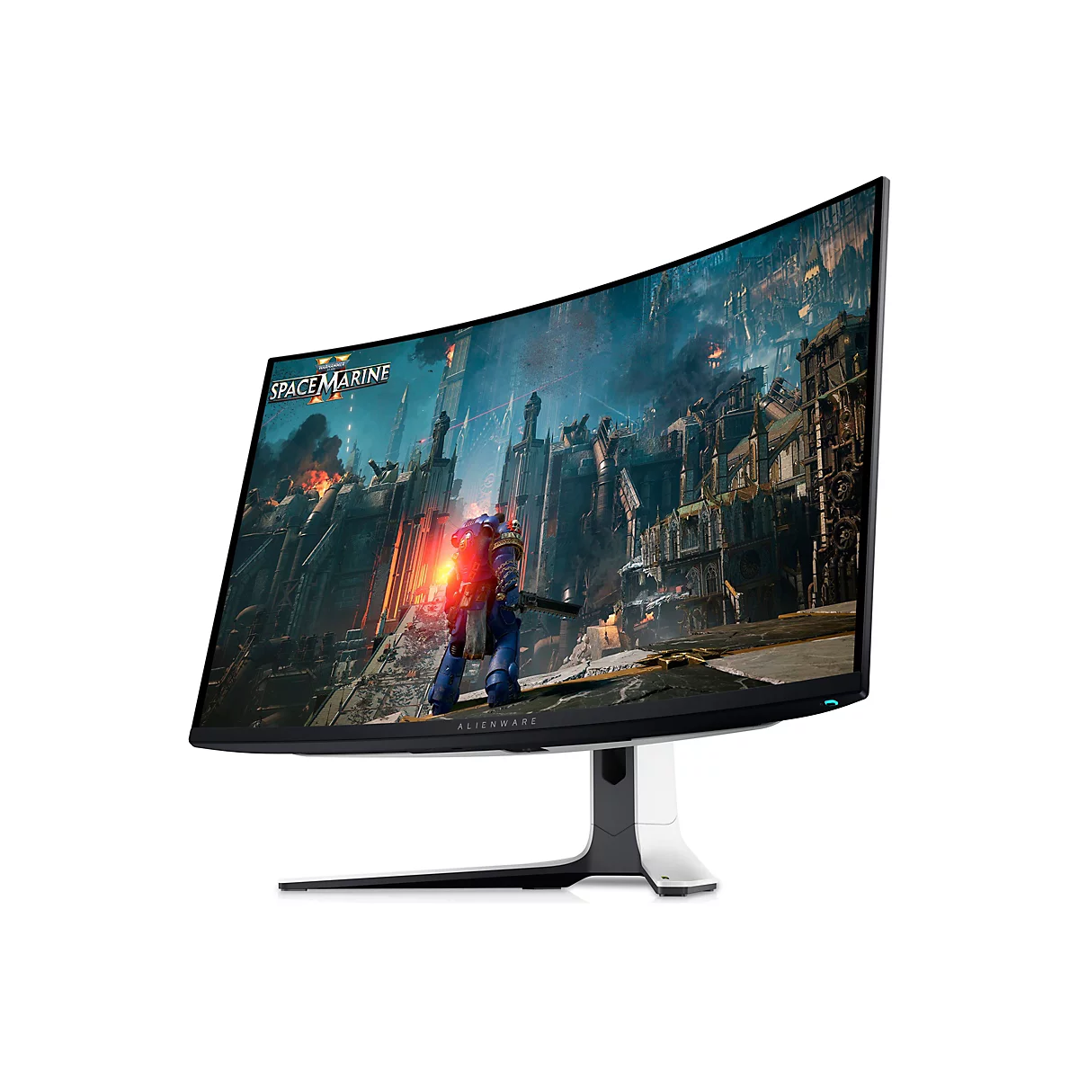 Gebogener Alienware-Monitor mit Spielgrafik von "Space Marine". Der Monitor steht auf einem weißen Ständer. Die Grafik zeigt eine zerstörte Stadt mit einem Space Marine.