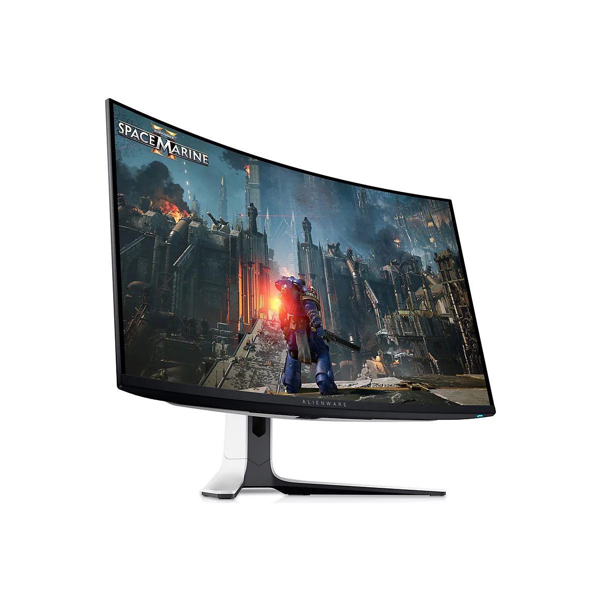 Gebogener Alienware-Gaming-Monitor mit einem Spiel auf dem Bildschirm. Im Spiel ist ein blauer Space Marine vor einem brennenden Gebäude zu sehen.
