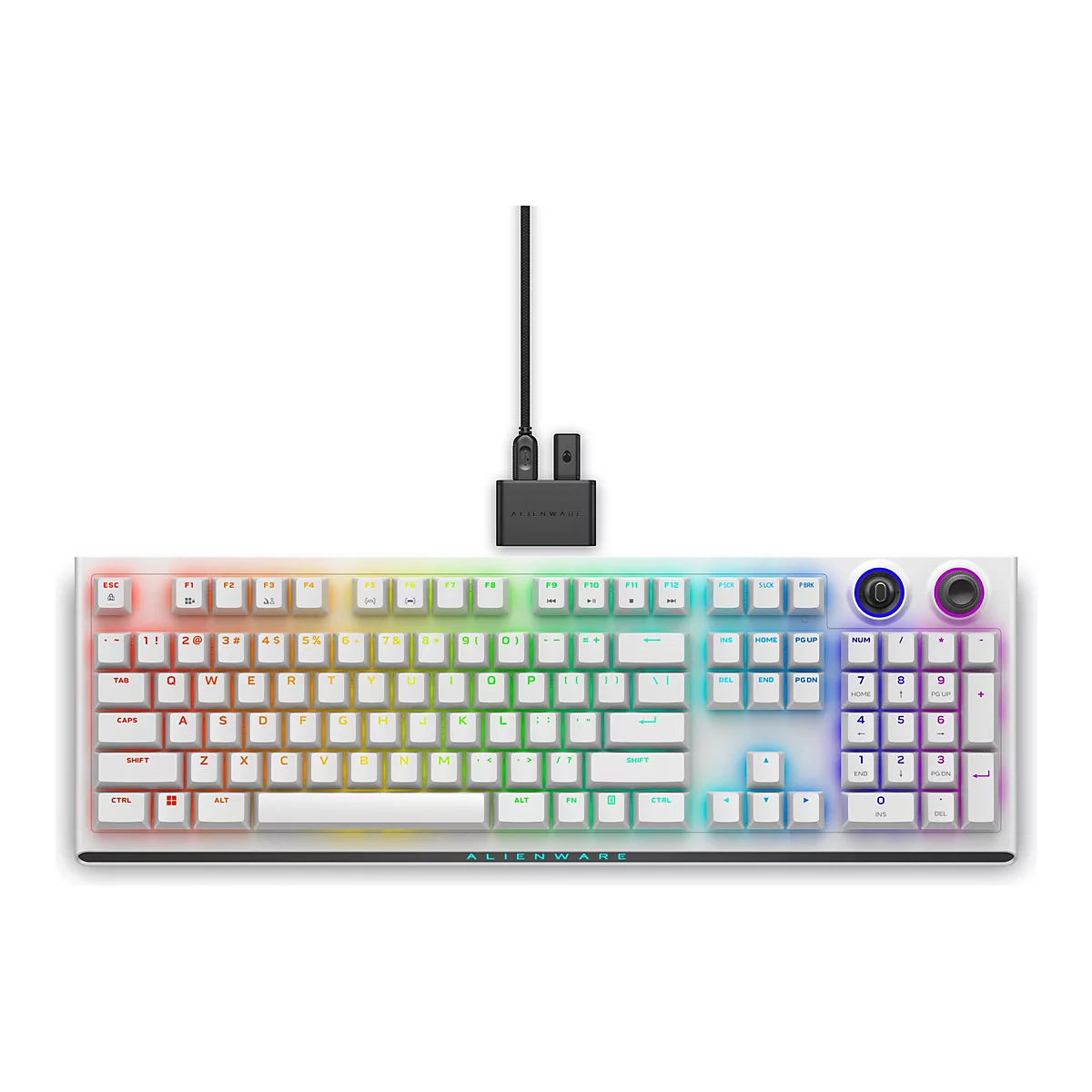 Hellweiße mechanische Tastatur von Alienware, mit schwarzen Tasten und RGB-Beleuchtung. Ein USB-Kabel verbindet die Tastatur mit einem Empfänger.