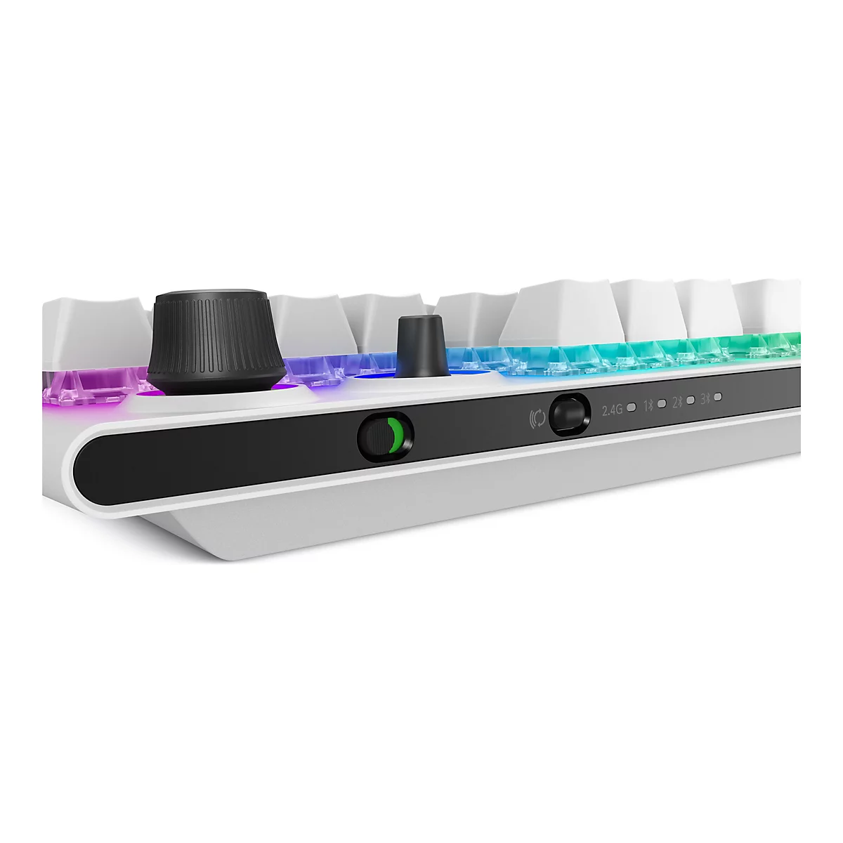 Nahaufnahme einer weißen Tastatur, Fokus auf Steuerungsknöpfe und Tasten. Knöpfe schwarz, Tasten weiß, RGB-Beleuchtung.