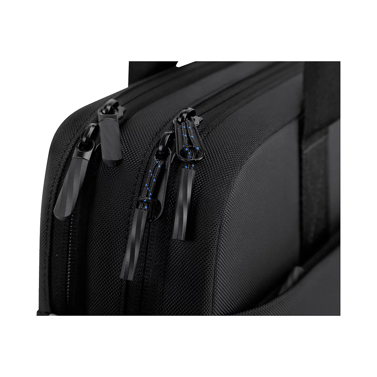 Nahaufnahme einer schwarzen Tasche mit Reißverschlüssen. Einige Reißverschlüsse sind geöffnet und zeigen blau-weiße Details.