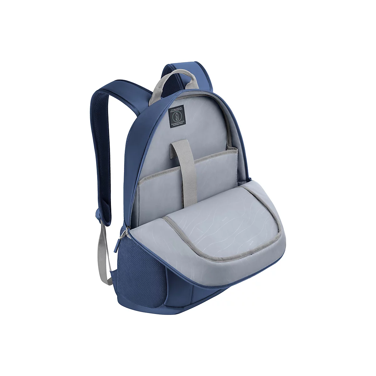 Blauer Rucksack, offen, mit grauem Innenfutter. Auf einem Etikett steht "100% recyceltes Plastik".