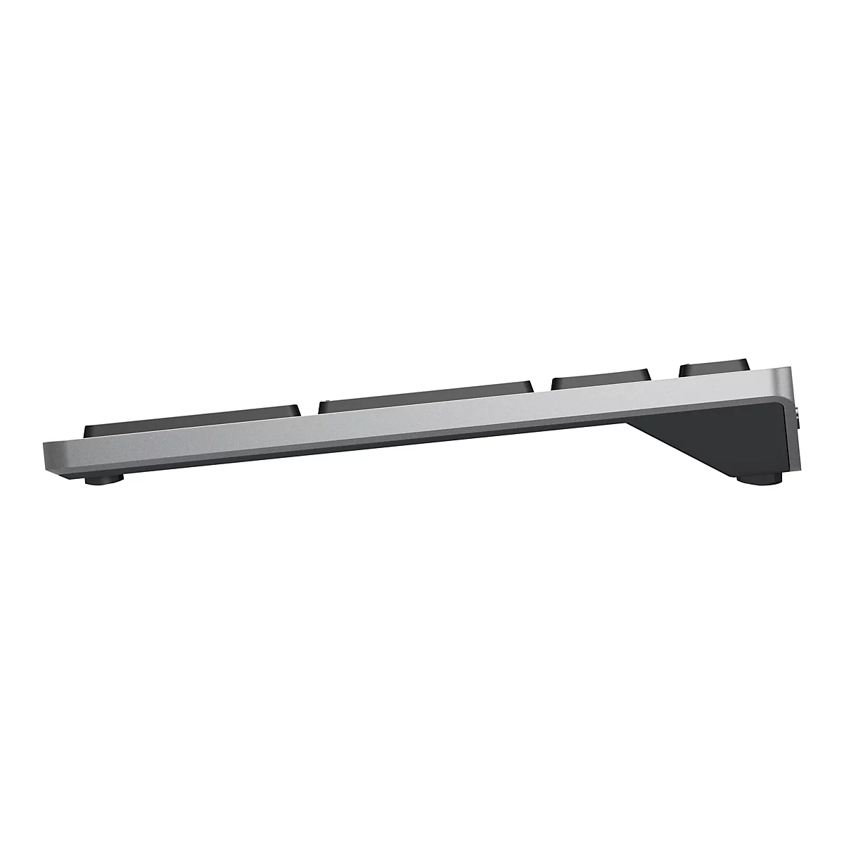 Gros plan d'un clavier argenté incliné avec des touches noires sur fond blanc.