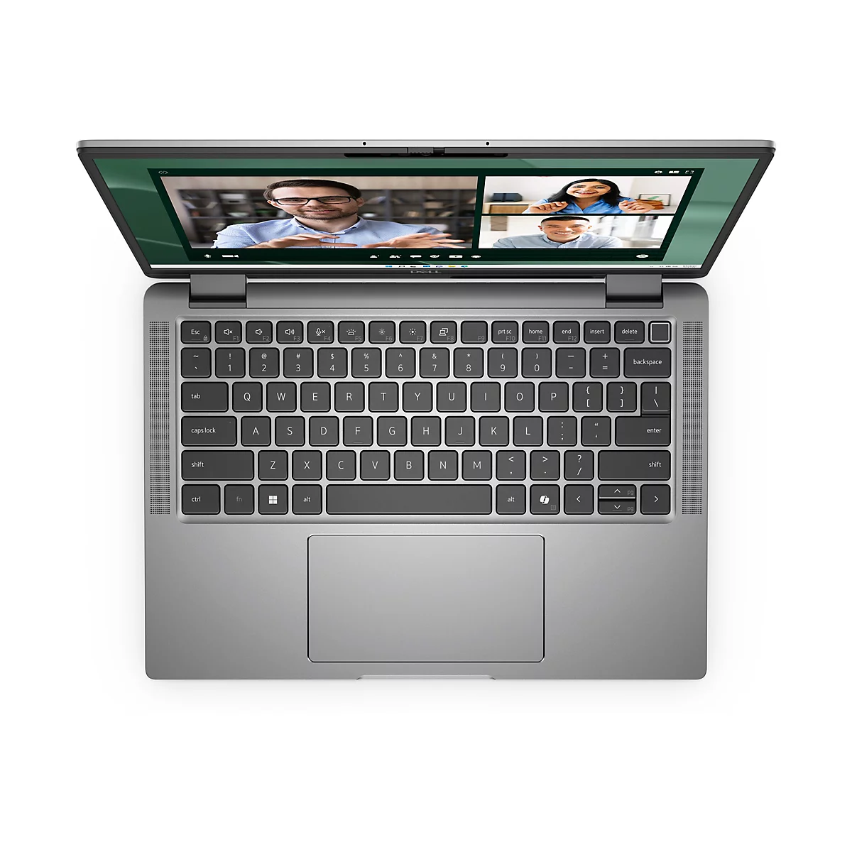 Draufsicht auf einen geöffneten, grauen Laptop. Auf dem Bildschirm findet eine Videokonferenz statt. Tastatur, Touchpad und Laptop-Gehäuse sind deutlich zu sehen.