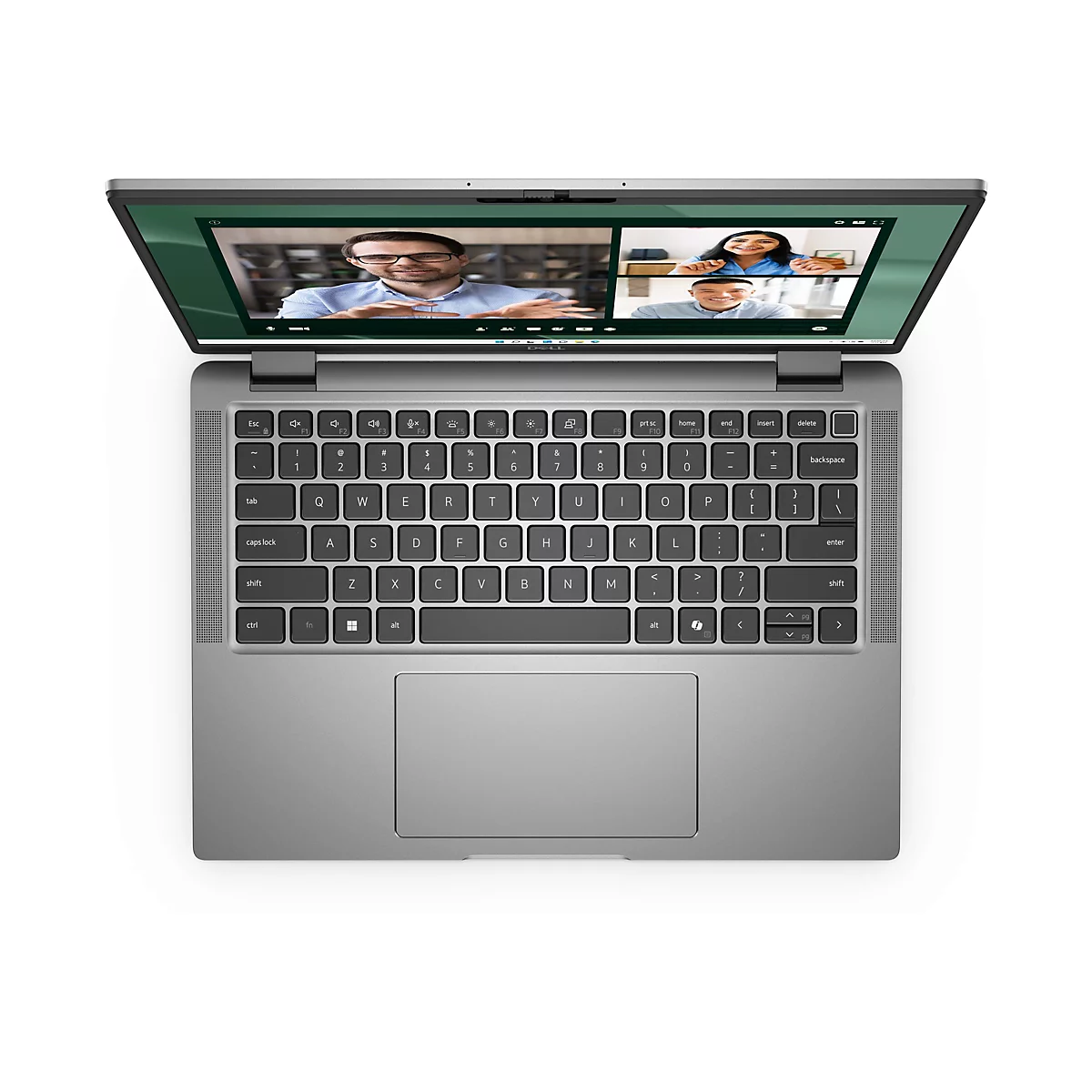 Draufsicht auf einen geöffneten Laptop, auf dessen Bildschirm eine Videokonferenz stattfindet. Das Tastaturlayout ist deutlich zu sehen.