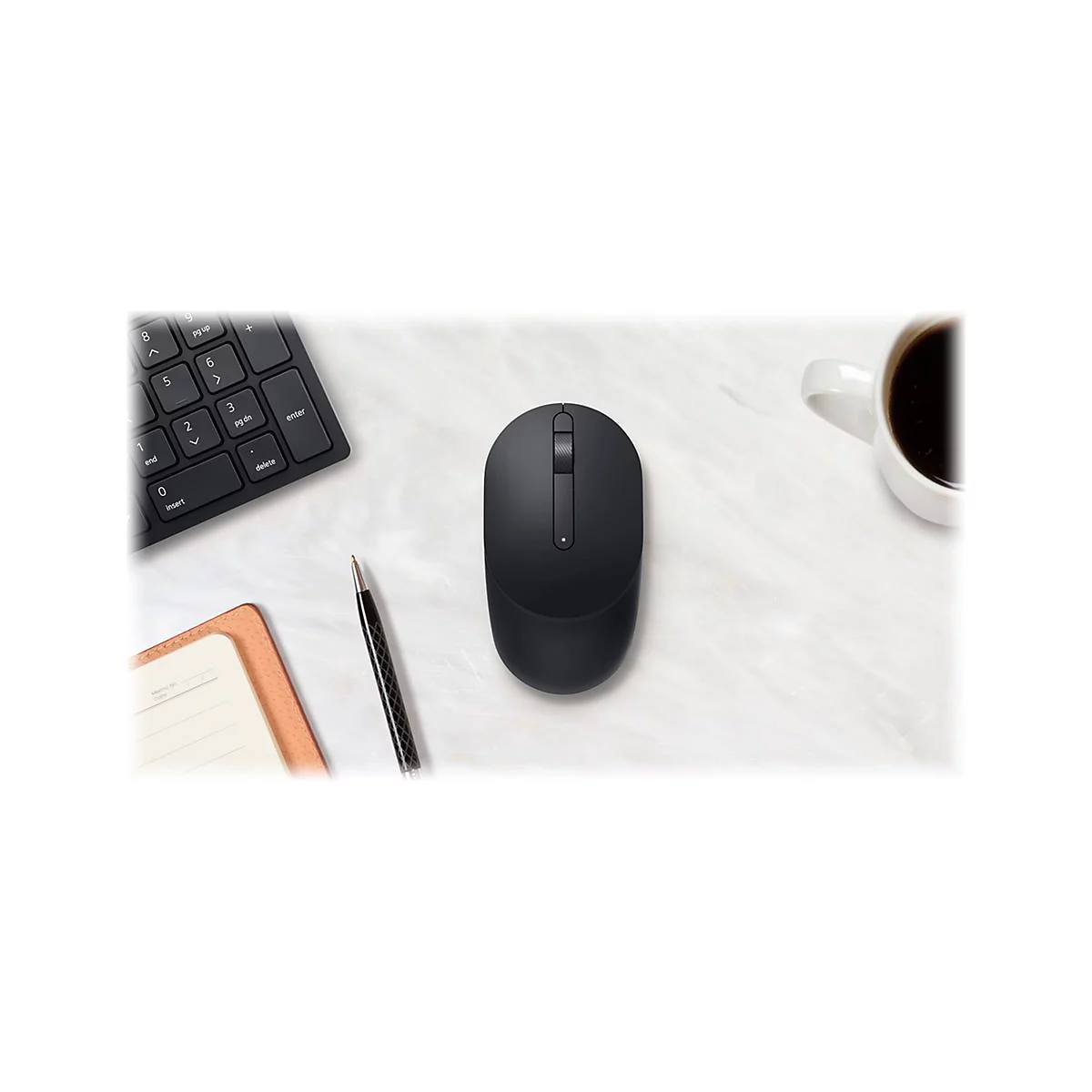 Schwarze Maus auf weiÃŸem Tisch. Daneben eine Tastatur, ein Stift, Notizbuch und Kaffeetasse.