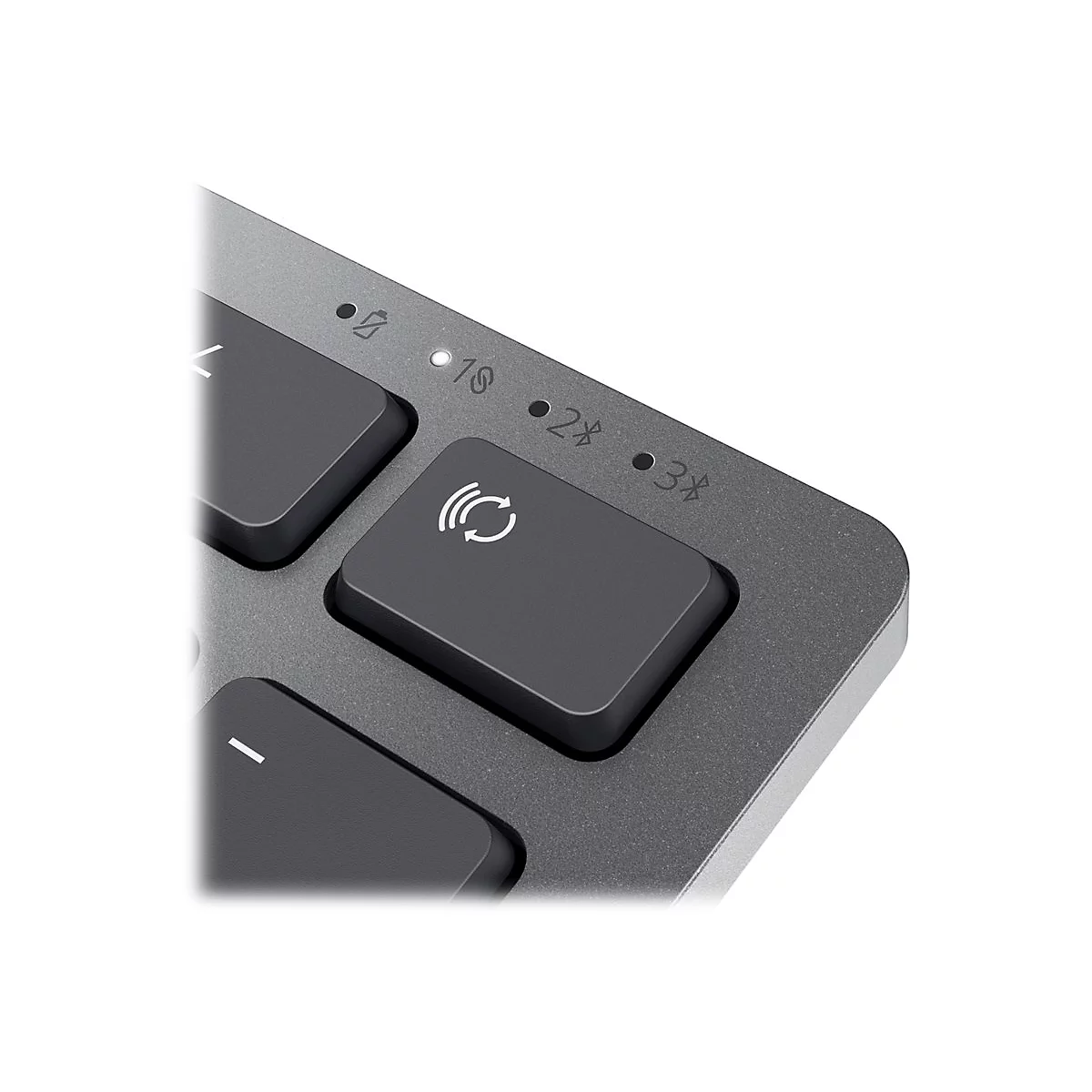 Nahaufnahme einer grauen Tastatur. Fokus auf eine Taste mit einem Symbol fÃ¼r drahtlose Verbindung und Bluetooth-Verbindungsanzeige.