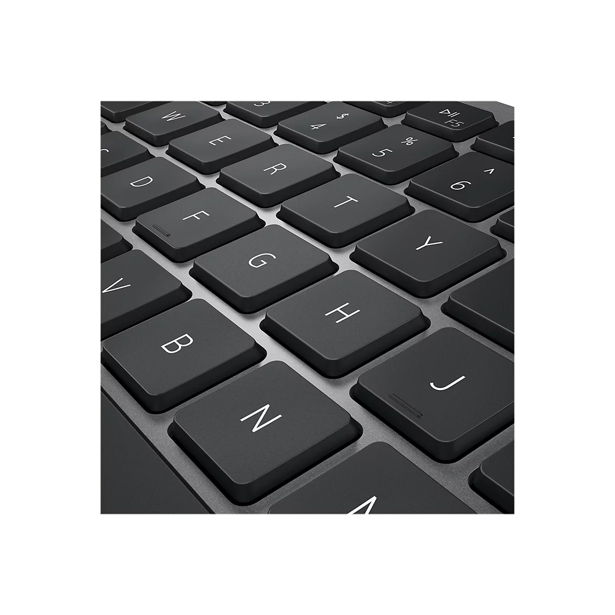 Nahaufnahme einer schwarzen Tastatur mit weißen Buchstaben. Buchstaben, Zahlen und Sonderzeichen sind klar erkennbar.