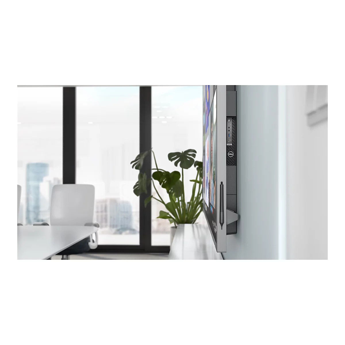 Grand Ã©cran sur un mur blanc. Ã€ gauche une table, des chaises. FenÃªtres en arriÃ¨re-plan, plante d'intÃ©rieur.