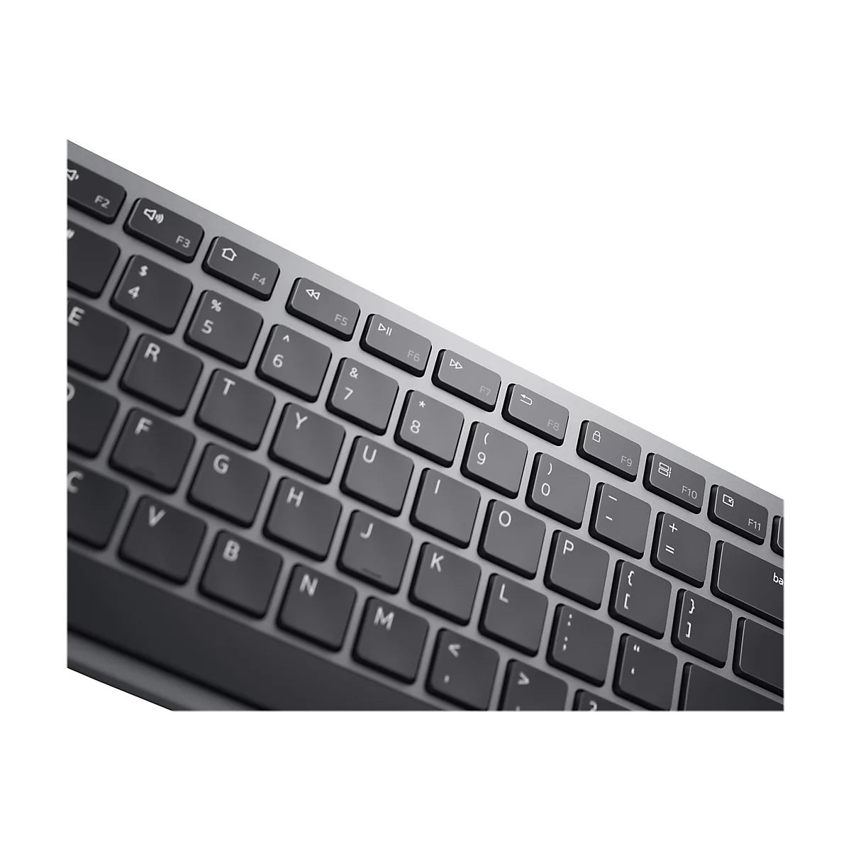 Nahaufnahme einer schwarzen Tastatur mit grauem Rahmen. Die Tasten sind beschriftet.