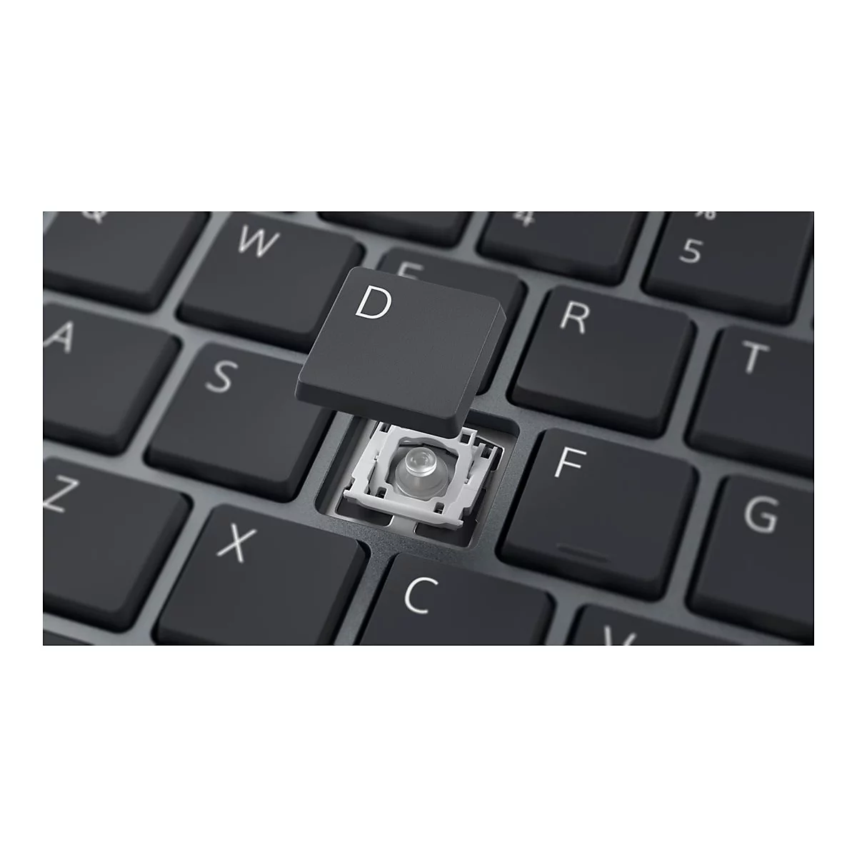Nahaufnahme einer Tastatur mit abgenommener D-Taste, die den darunterliegenden Scherenmechanismus zeigt.