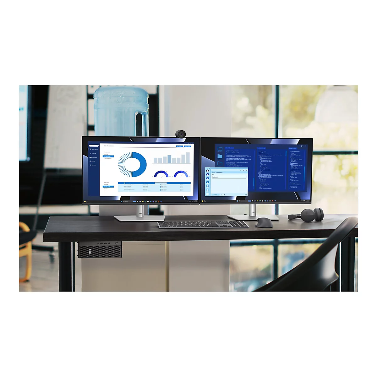 Ein Büro-Setup mit zwei Monitoren, auf denen Diagramme und Code angezeigt werden. Auf dem Schreibtisch befinden sich eine Tastatur, eine Maus, Kopfhörer und eine Webcam.