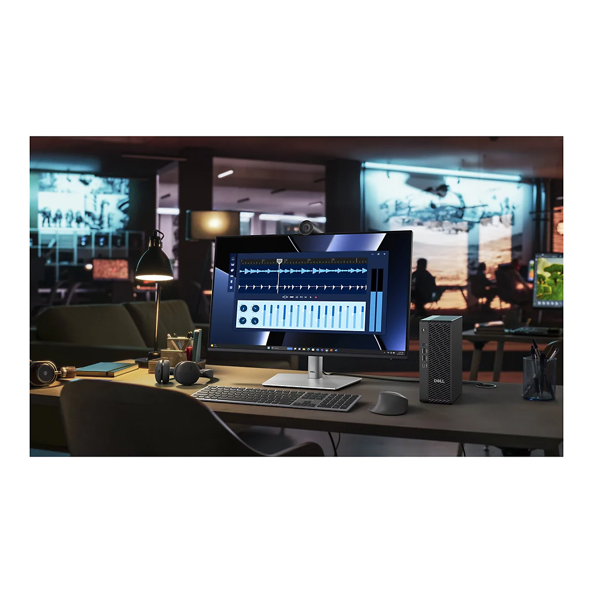 Ein Arbeitsplatz mit einem Computer, Tastatur, Maus und Kopfhörern. Auf dem Bildschirm wird eine Musik-Software angezeigt.