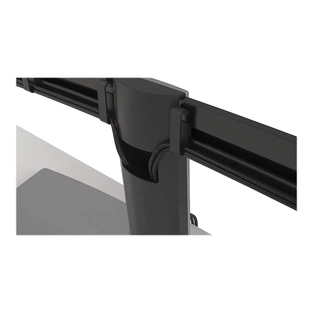 Nahaufnahme eines schwarzen Monitorarms mit Details wie Gelenken und Halterungen. Der Arm steht auf einer grauen Fläche vor weißem Hintergrund.