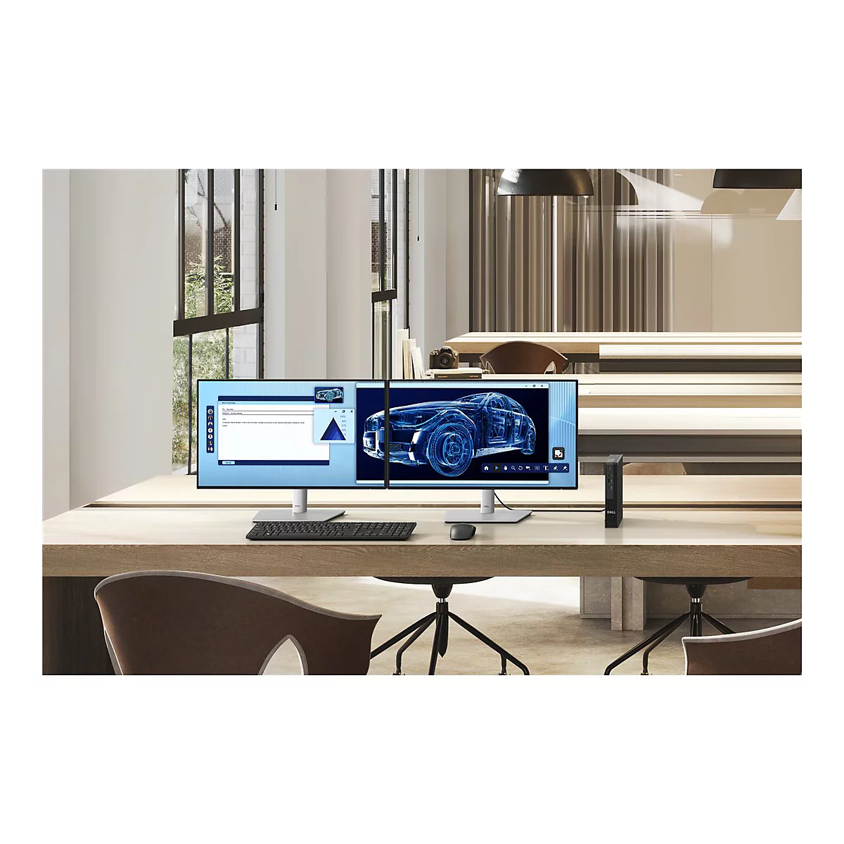 Un double écran affiche un plan de voiture et une interface utilisateur sur un bureau en bois. En arrière-plan : bureau, chaises.