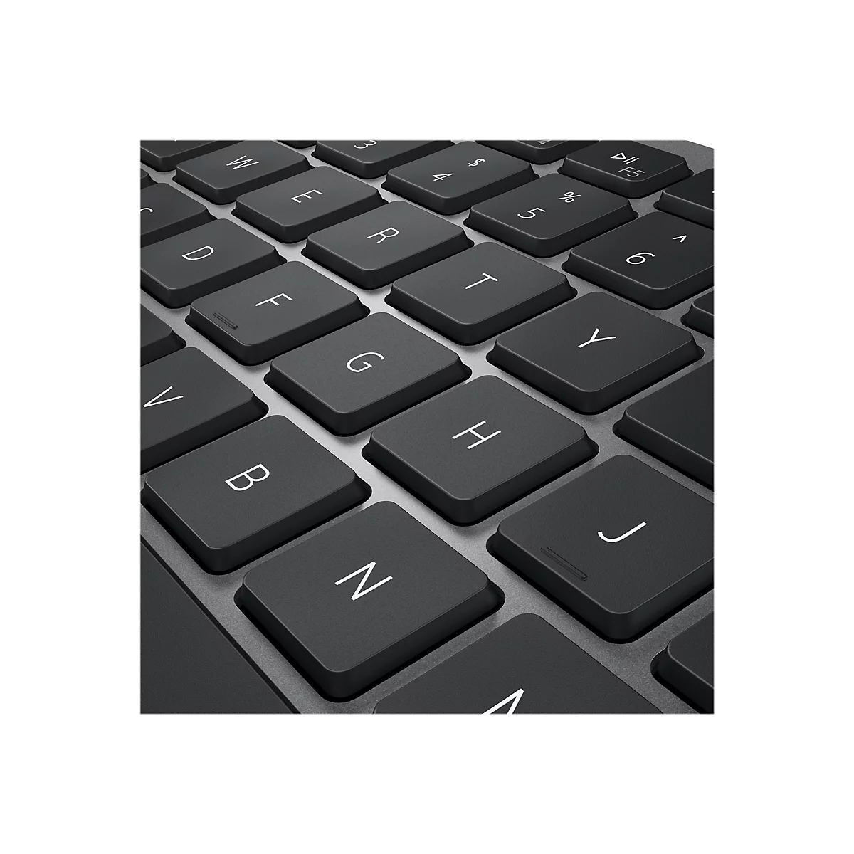 Nahaufnahme einer schwarzen Tastatur mit weißen Buchstaben und Ziffern. Einige Tasten sind im Fokus, darunter 'G', 'H' und 'J'.