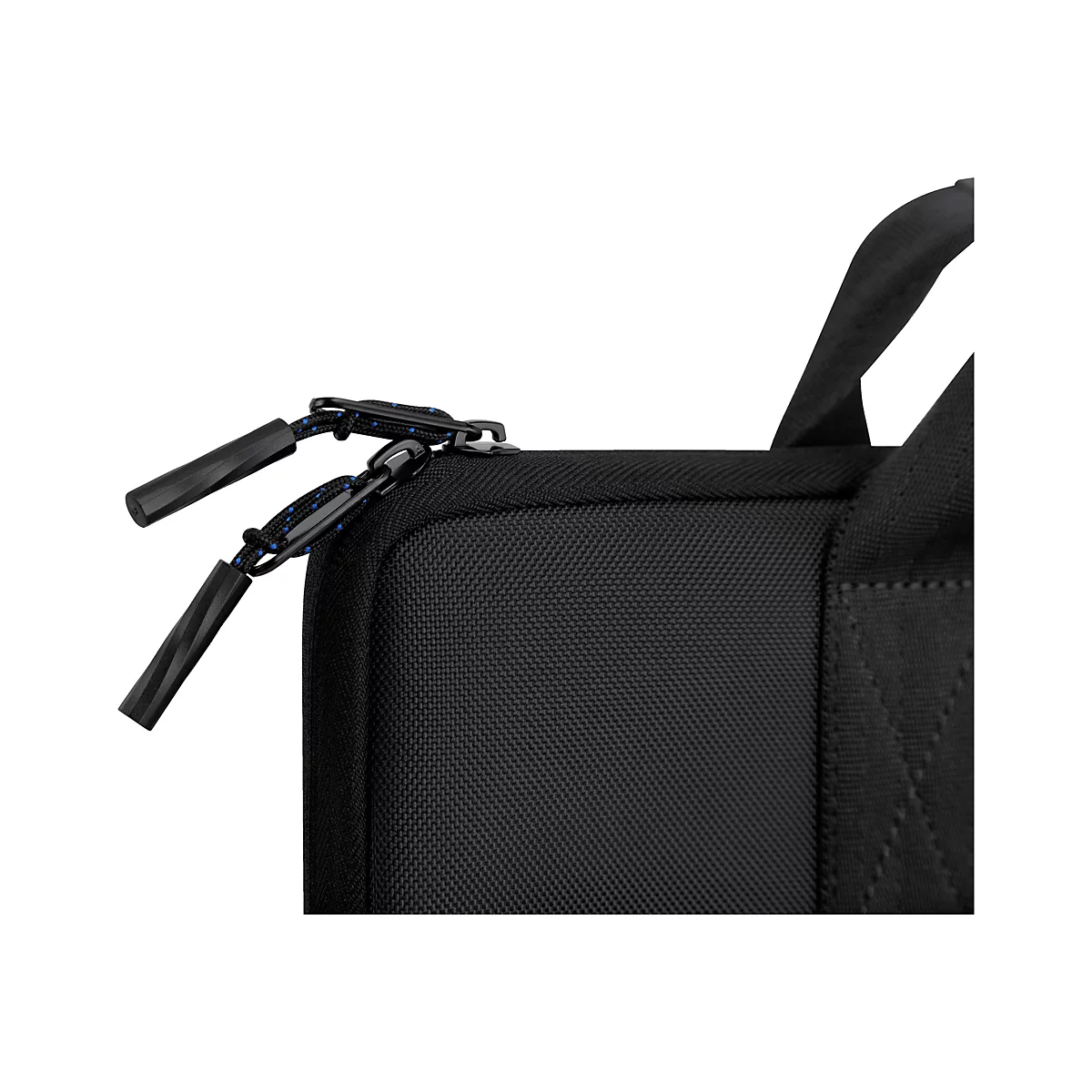 Detailaufnahme einer schwarzen Tasche mit Reißverschluss, die Zierleisten sind blau und der Griff schwarz. Weißer Hintergrund.