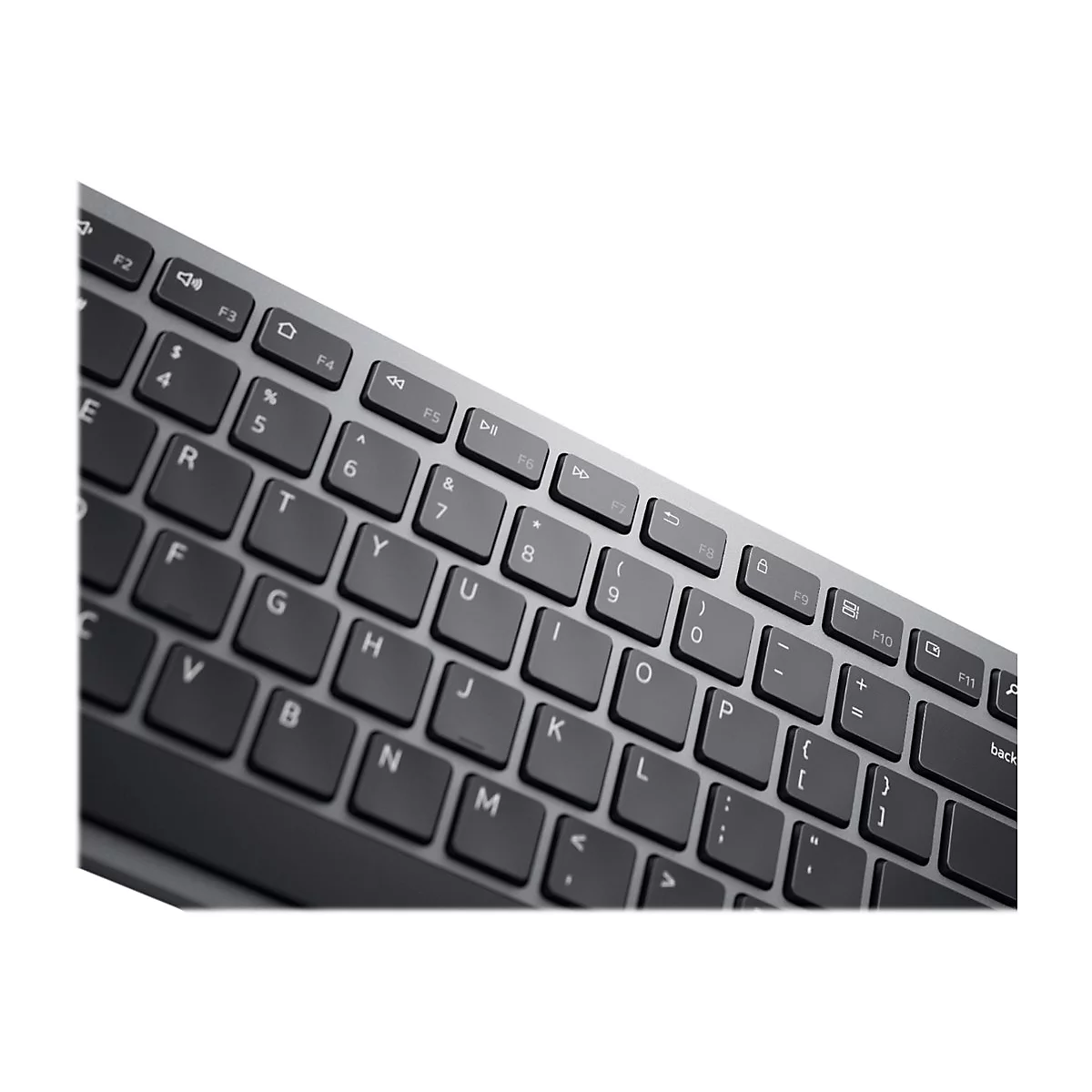 Nahaufnahme einer schwarzen Tastatur mit weißen Buchstaben und Ziffern. Einige Funktionstasten sind zu sehen, sowie Tasten für Symbole und Sonderzeichen.