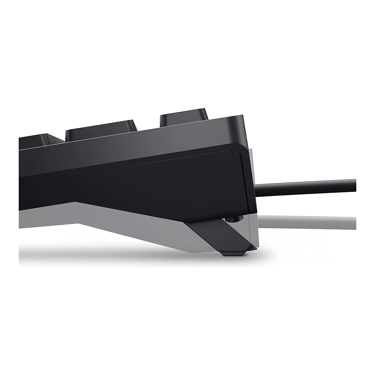 Nahaufnahme einer schwarzen Tastatur. Im Vordergrund sind die Tasten und die Kante der Tastatur zu sehen. Der Hintergrund ist weiß.