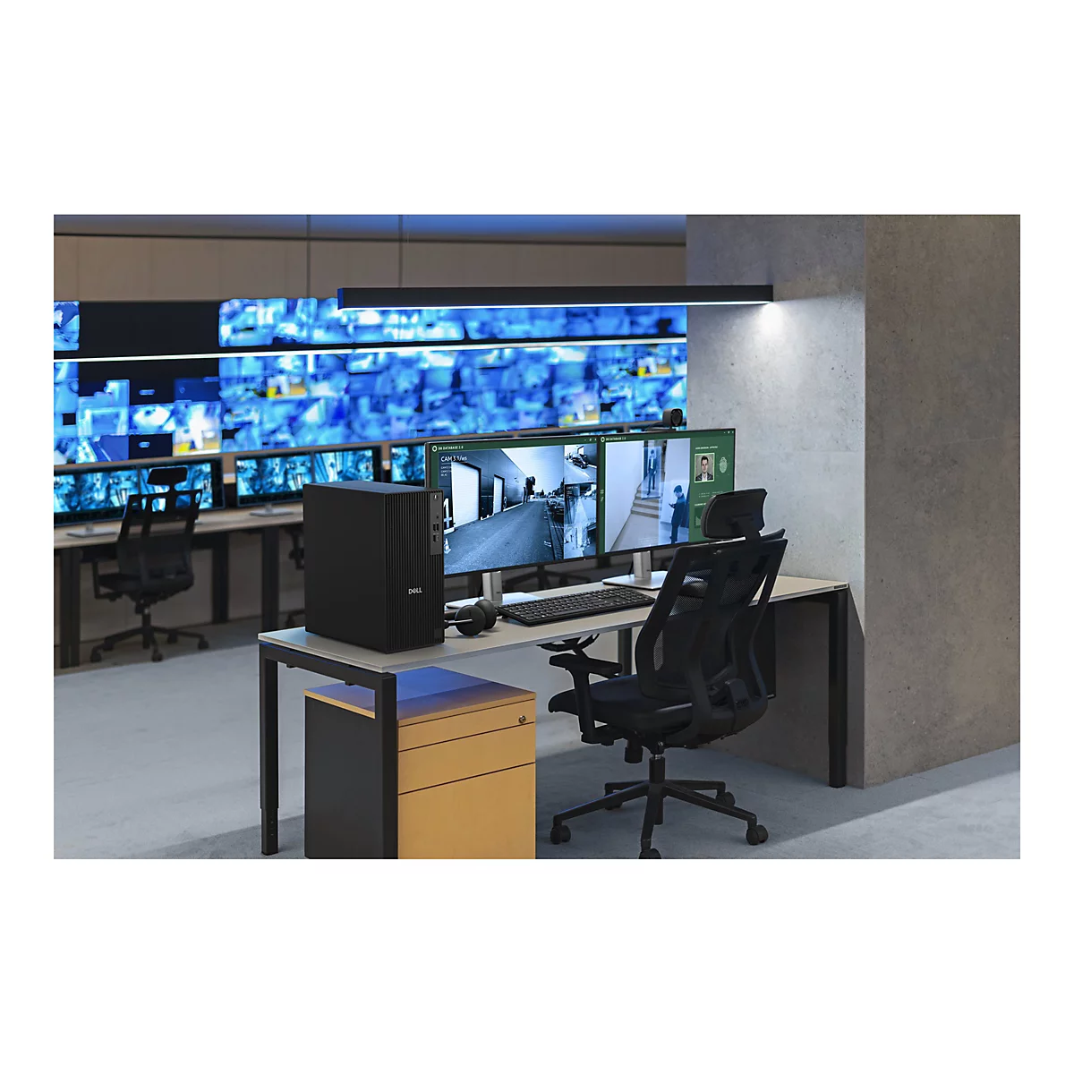 Ein Überwachungsraum mit mehreren Monitoren, auf denen Live-Videoströme von Kameras angezeigt werden. Auf einem Tisch steht ein Computer mit zwei Bildschirmen, Tastatur und Headset.
