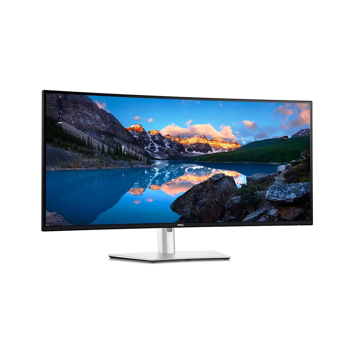 Ein Dell-Monitor zeigt eine Landschaft mit Bergen, See und blauem Himmel. Der Monitor steht auf einem silbernen Ständer.
