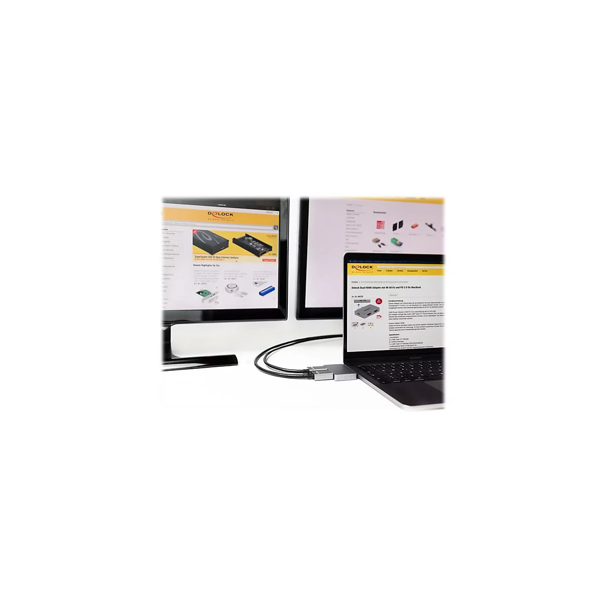 Laptop an zwei Monitore angeschlossen über einen Delock HDMI-Adapter, zeigt Website-Inhalte.