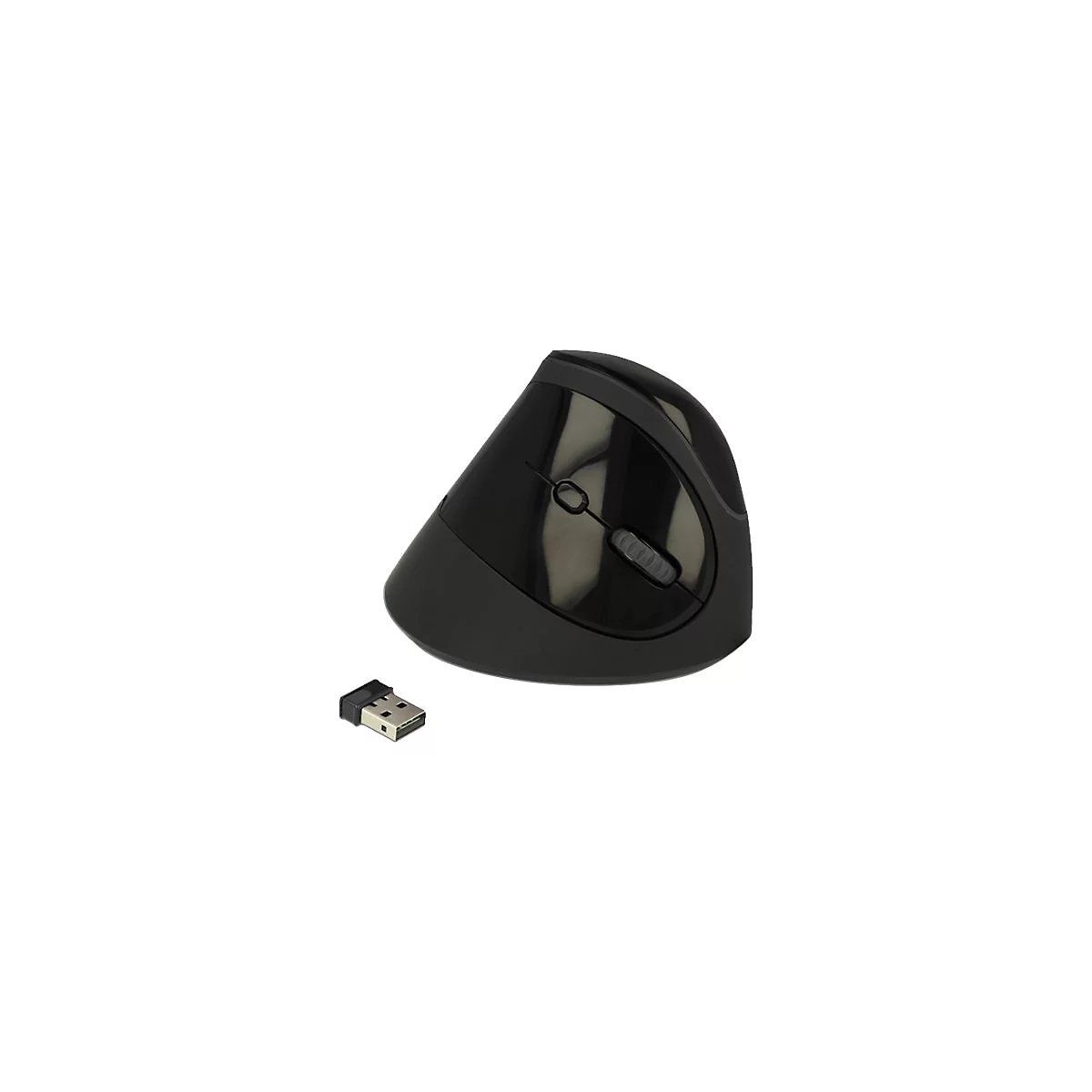 Schwarze ergonomische Vertikalmaus und USB-Empfänger vor weißem Hintergrund.