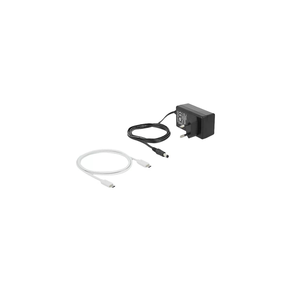 Schwarzes Netzteil mit Eurostecker und Kabel sowie ein separates weißes USB-C-Kabel auf weißem Hintergrund.