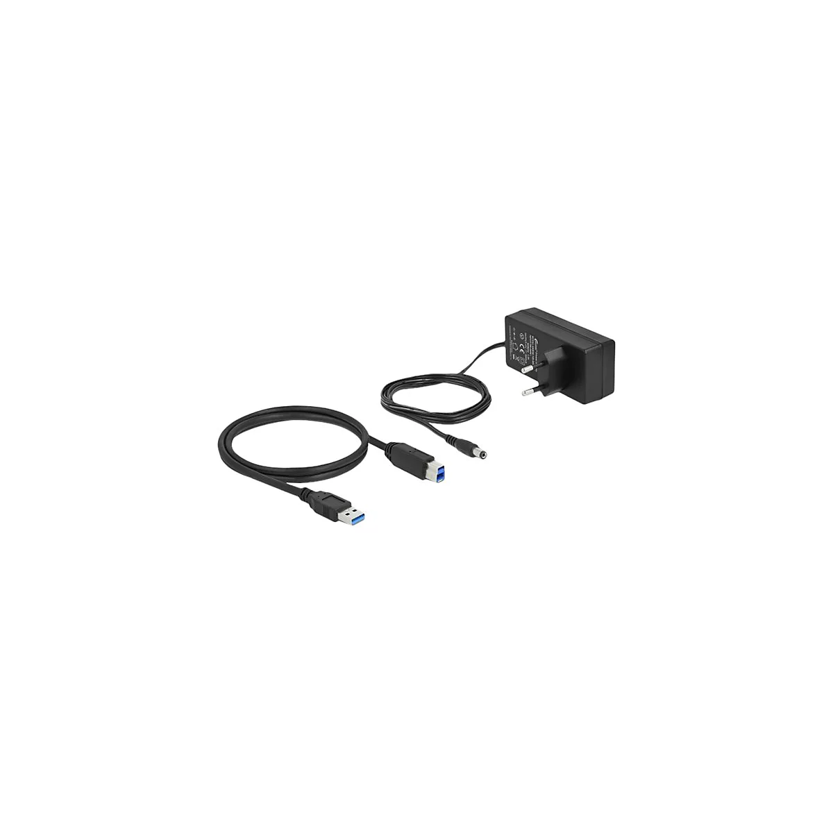Schwarzes Netzteil mit Eurostecker und zwei angeschlossenen Kabeln, einem USB-A-zu-USB-B-Kabel und einem Hohlsteckerkabel.