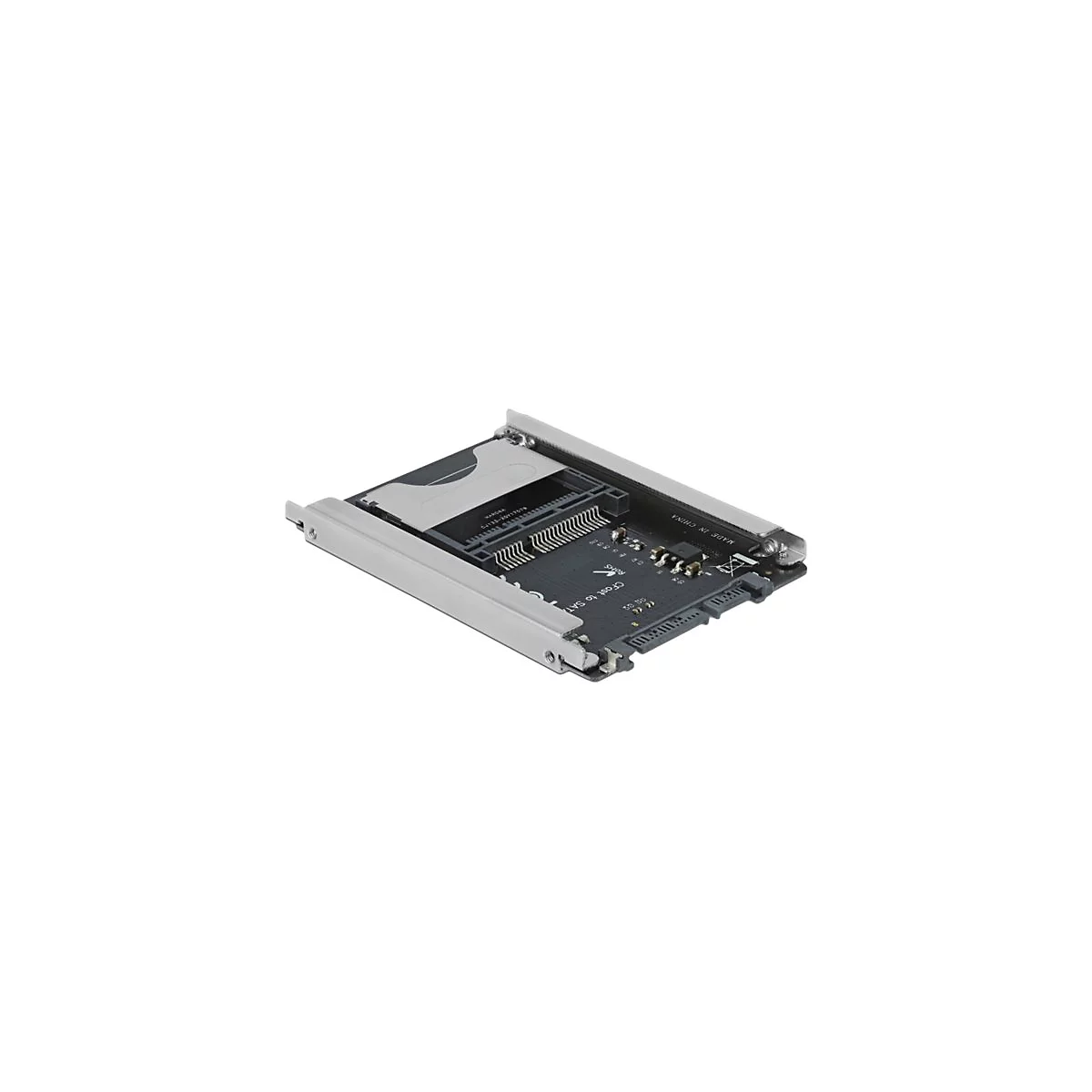 Ein schwarzer CFast-zu-SATA-Adapter auf einer Platine mit silbernem Metallrahmen vor weißem Hintergrund.