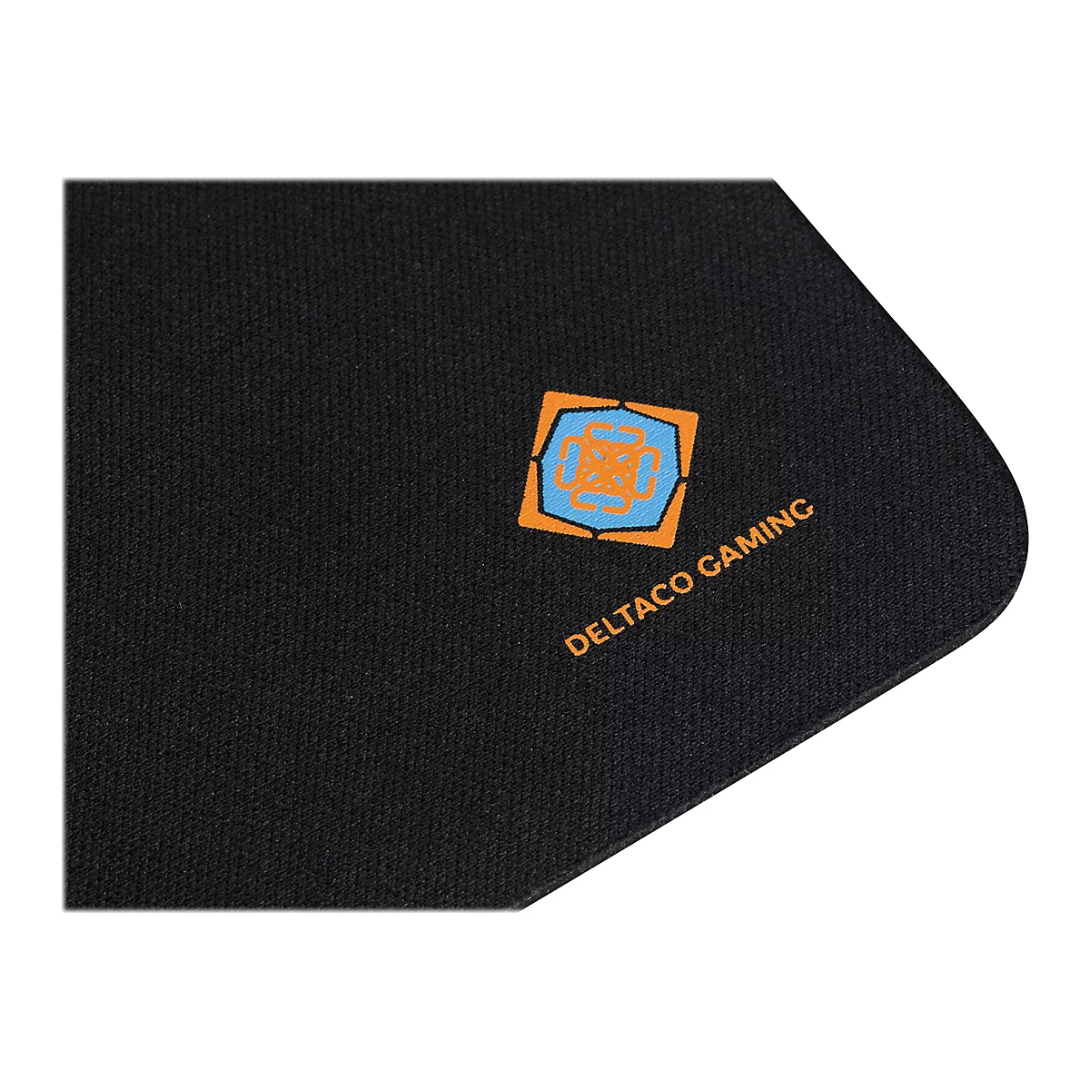 Gros plan d'un coin de tapis de souris de jeu noir avec le logo 'Deltaco Gaming' et texte en orange.