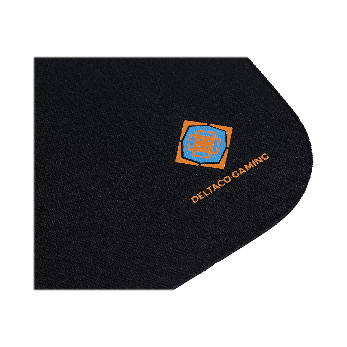 Gros plan sur une surface en tissu noir avec le logo 'Deltaco Gaming' ; le logo est un carré avec un bord orange et un motif intérieur bleu ; en dessous, on peut lire 'Deltaco Gaming' en orange.