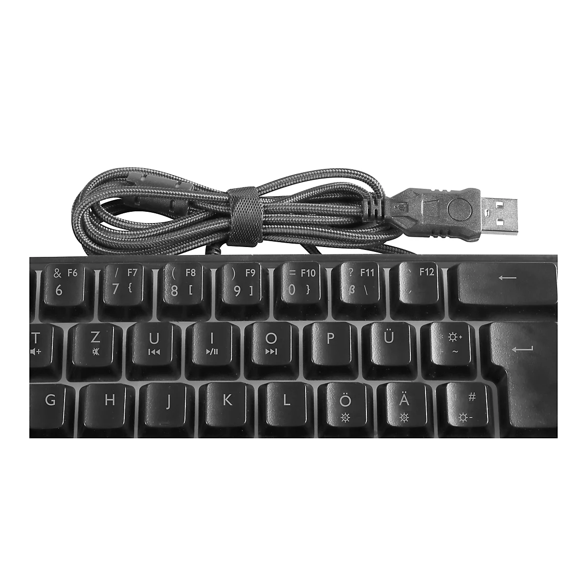 Ausschnitt einer schwarzen Tastatur mit QWERTZ-Layout und einem aufgewickelten USB-Kabel vor weißem Hintergrund.