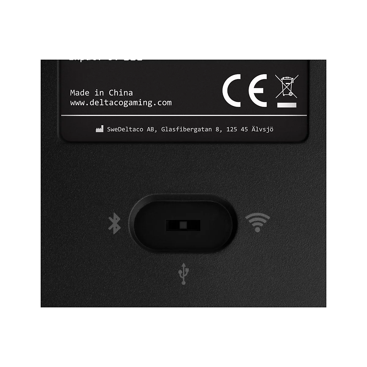 Unterseite einer Gaming-Maus mit Produktinformationen, Sensorschlitz und Wahlschaltern für Bluetooth, Wireless und USB-Modus.