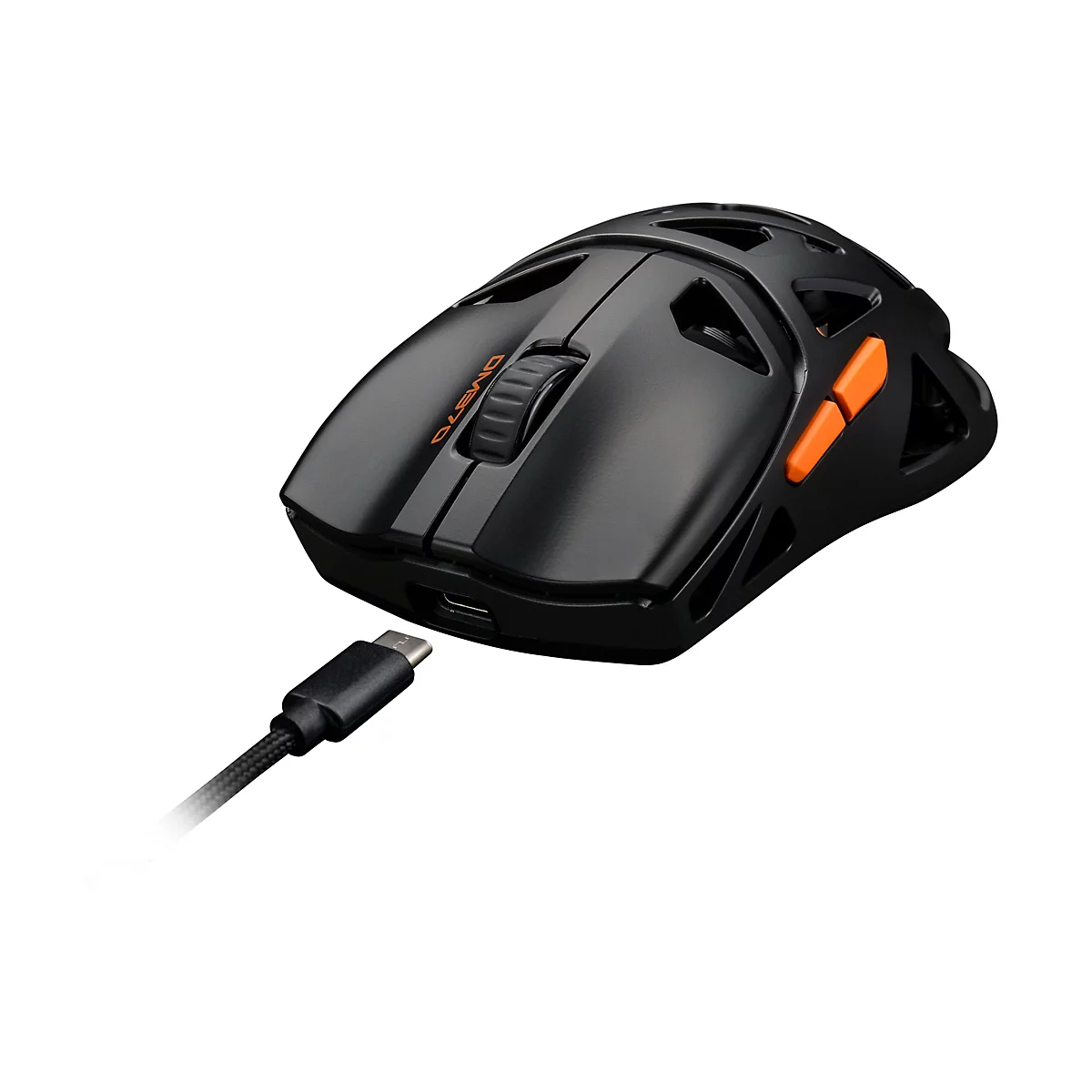 Schwarze Gaming-Maus mit orangen Akzenten und offenem Gehäuse, die per USB-C-Kabel geladen wird.