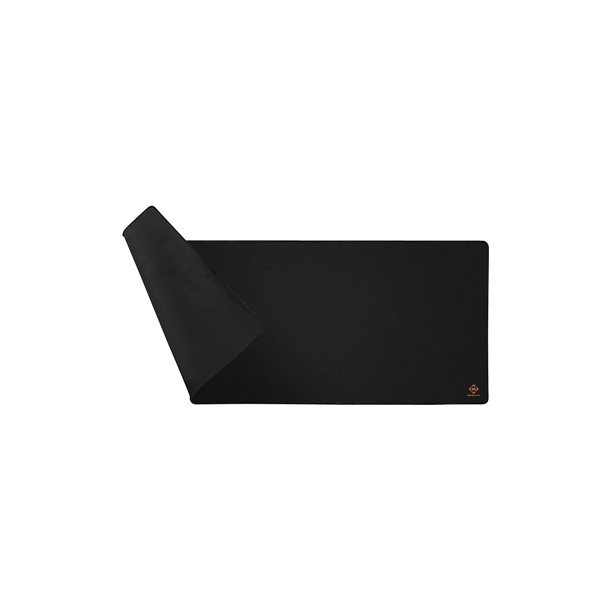 Schwarzes rechteckiges Mauspad mit umgeklappter linker Ecke und kleinem orangefarbenem Logo.