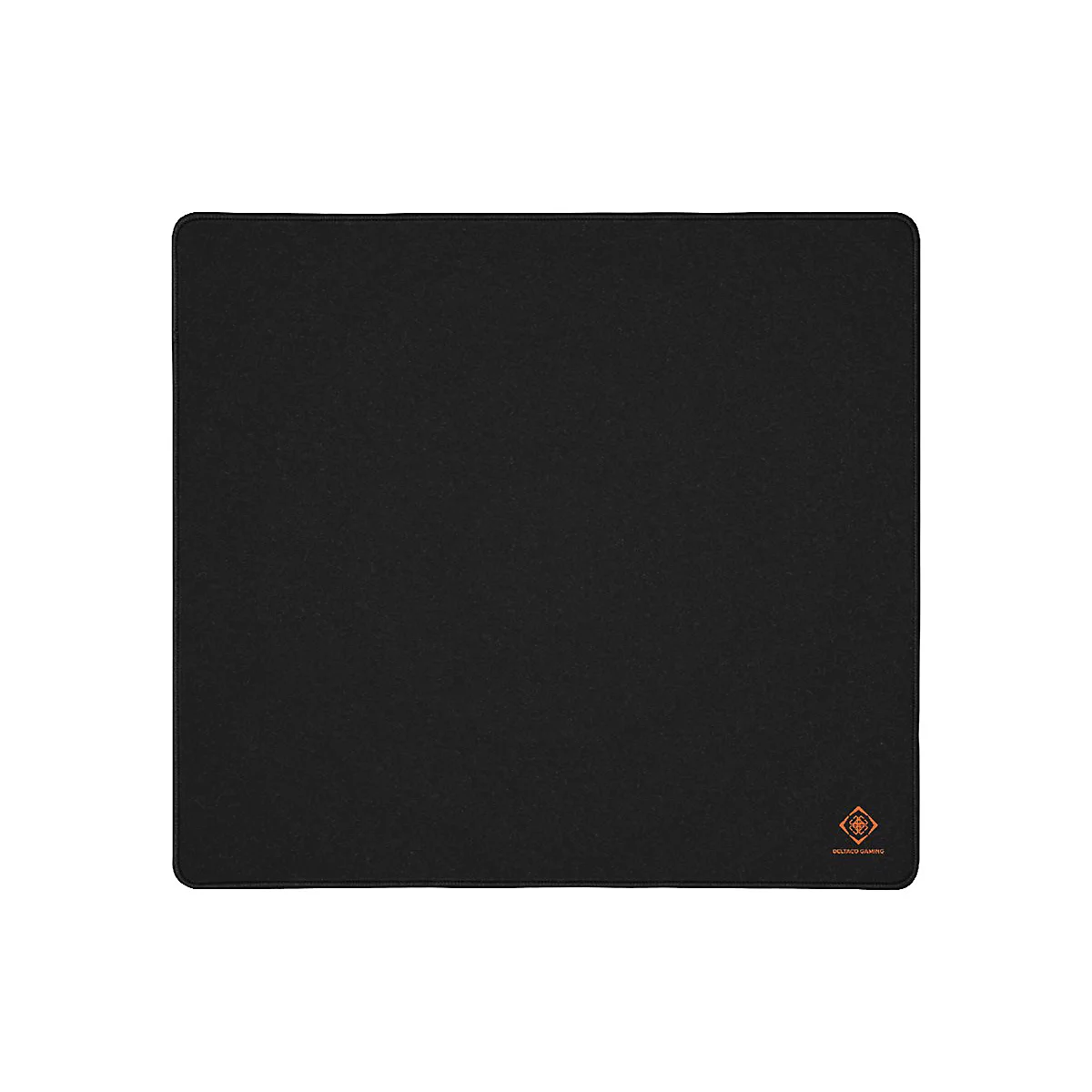 Quadratisches, schwarzes Mauspad mit abgerundeten Ecken und einem kleinen, orangefarbenen Logo unten rechts.